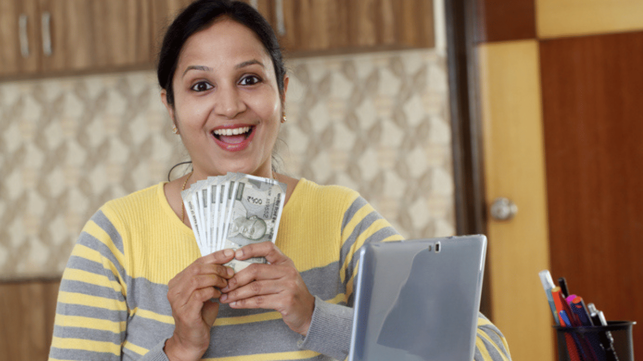 സ്ത്രീകൾക്കും പെൺകുട്ടികൾക്കും മാത്രമായുള്ള പ്രത്യേക പദ്ധതിയാണ് മഹിളാ സമ്മാൻ സേവിംഗ്സ് സർട്ടിഫിക്കറ്റ്. പലിശ 7.5%. ചുരുങ്ങിയത് 1,000 രൂപ മുതൽ പരമാവധി 2 ലക്ഷം രൂപ വരെ നിക്ഷേപിക്കാവുന്നതാണ്, 2 വർഷമാണ് പദ്ധതിയുടെ കാലാവധി.
