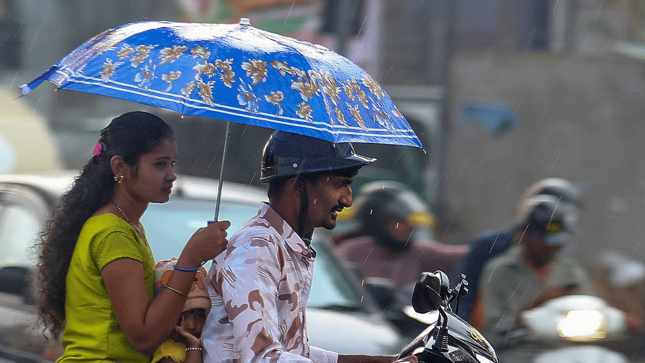 Kerala Weather Update: കുടയെടുത്തോ, വേനൽ മഴ വരുന്നുണ്ടേ.... അലർട്ട് ഈ ജില്ലകളിൽ; കാലാവസ്ഥ ഇങ്ങനെ Kerala Weather Update: കുടയെടുത്തോ, വേനൽ മഴ വരുന്നുണ്ടേ.... അലർട്ട് ഈ ജില്ലകളിൽ; കാലാവസ്ഥ ഇങ്ങനെ