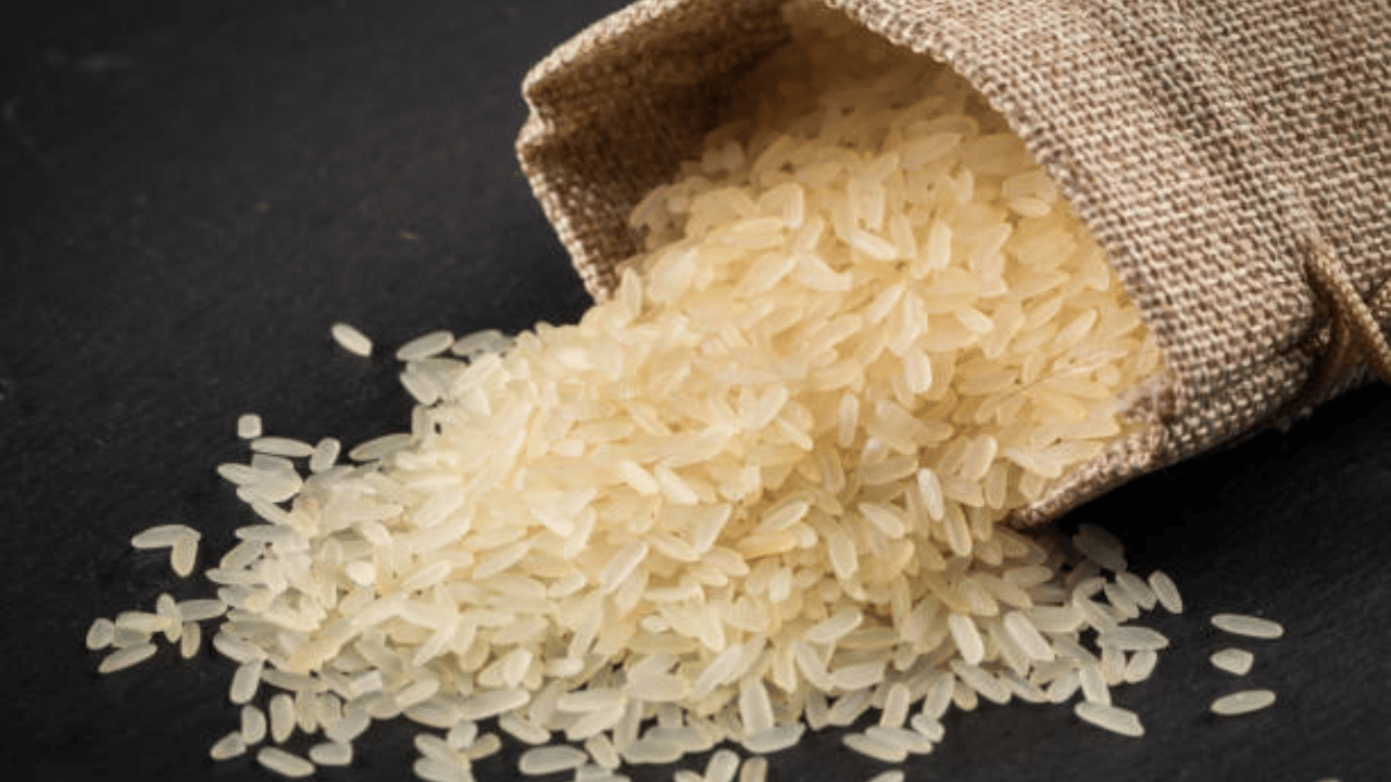 മഞ്ഞ കാർഡിന് കാ‍ർഡിന് ഈ മാസത്തിൽ 30 കിലോ അരിയും 2 കിലോ ​ഗോതമ്പും സൗജന്യമായും, 3 പായ്ക്കറ്റ് ആട്ട 7 രൂപ നിരക്കിലും, 1 കിലോ പഞ്ചസാര 27 രൂപയ്ക്കും ലഭിക്കുന്നതാണ്. നീല കാർഡിന് അധികമായി രണ്ടുകിലോഗ്രാം അരി വീതം കിട്ടുന്നതാണ്.
