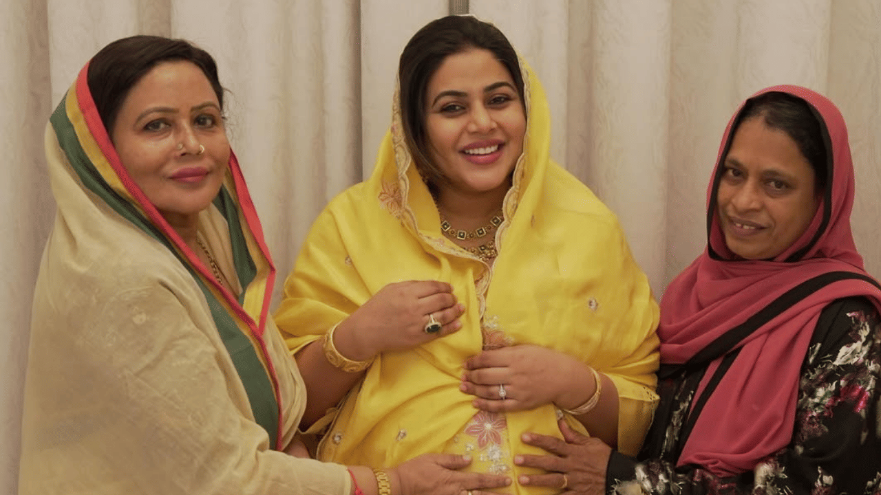 ഭർത്താവ് ഷാനിദ് ആസിഫ് അലിയാണ് സന്തോഷ വിവരം പങ്കുവച്ചിരിക്കുന്നത്. അല്ലാഹുവിന്റെ വിലയേറിയ സമ്മാനം എന്ന് കുറിച്ച് കൊണ്ടാണ് വിവരം പങ്ക് വച്ചത്. അമ്മയും കുഞ്ഞും സുഖമായിരിക്കുന്നുവെന്നും ഷാനിദ് അറിയിച്ചു. 
