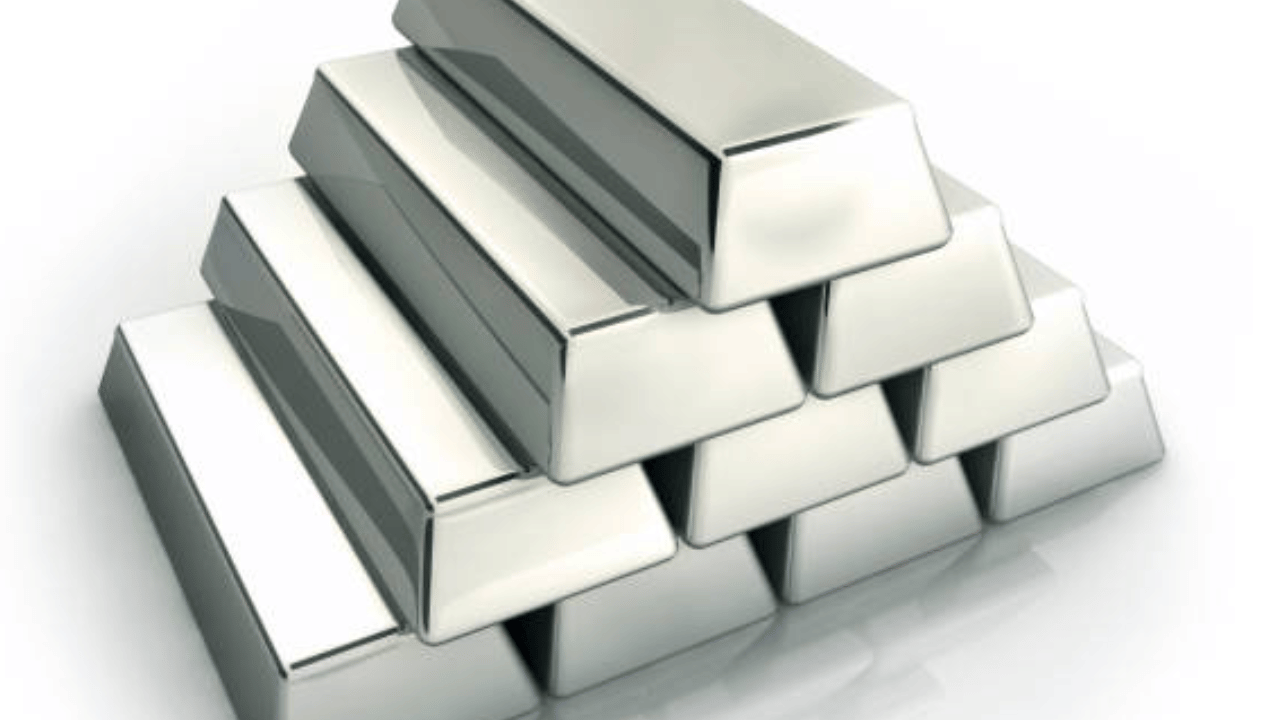 വെള്ളിയുടെ വില കുറയുമെന്ന് പ്രതീക്ഷിച്ച് പല വലിയ ബാങ്കുകളും വലിയ തോതിൽ 'ഷോർട്ട് സെല്ലിംഗ്' നടത്തിയിരുന്നു. എന്നാൽ വിപണി സാഹചര്യം മാറുകയും വെള്ളിയുടെ ഡിമാൻഡ് വർദ്ധിക്കുകയും ചെയ്തതോടെ, നഷ്ടം ഒഴിവാക്കാനായി ബാങ്കുകൾ തങ്ങളുടെ പൊസിഷനുകൾ തിരികെ വാങ്ങുകയാണ്.
