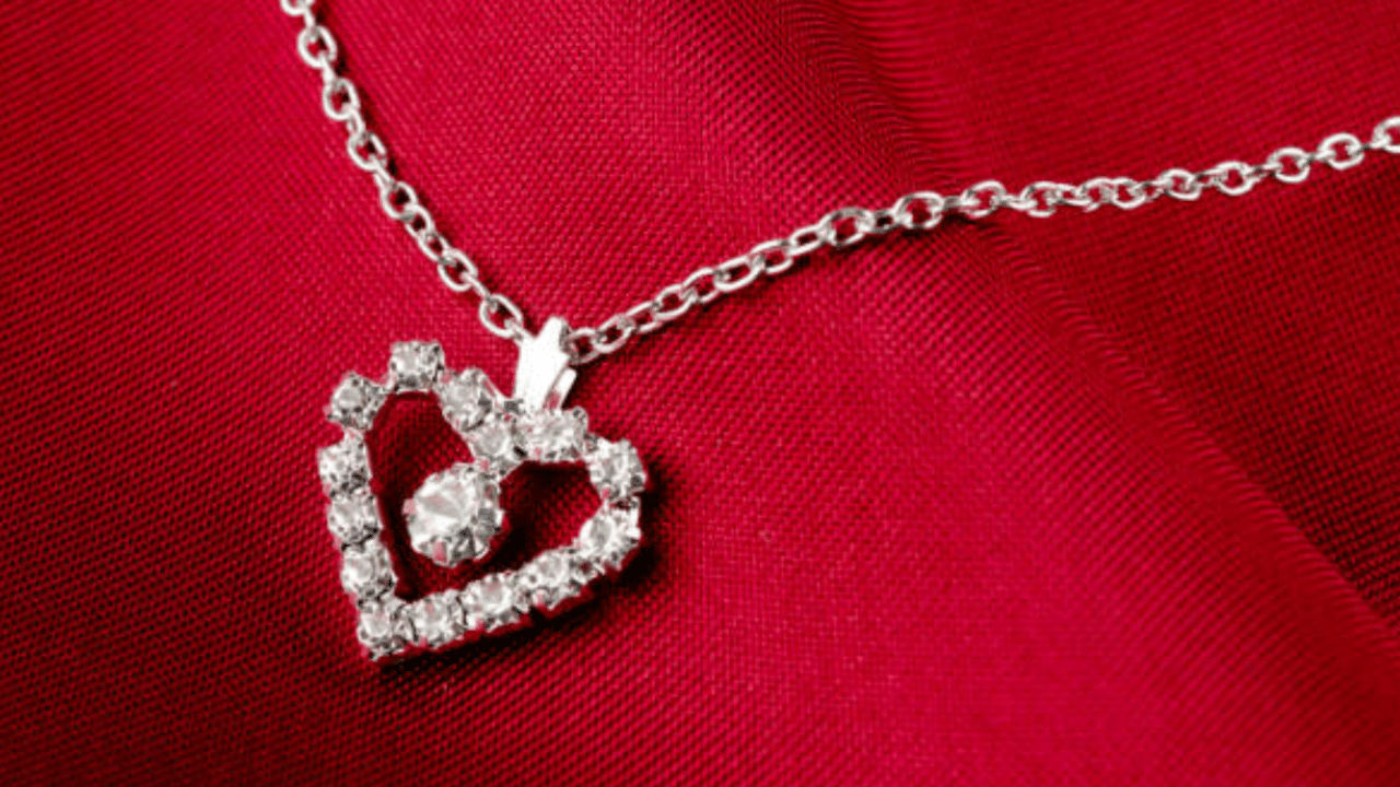 പ്രമുഖ ബാങ്കുകൾ വെള്ളിയുടെ 'ഷോർട്ട് പൊസിഷനുകൾ' വലിയ തോതിൽ ക്ലോസ് ചെയ്യാൻ ശ്രമിക്കുന്നത് വിപണിയിൽ വലിയൊരു 'പ്രൈസ് എക്സ്പ്ലോഷന്' കാരണമായേക്കാം എന്നാണ് പുതിയ റിപ്പോർട്ടുകൾ.
