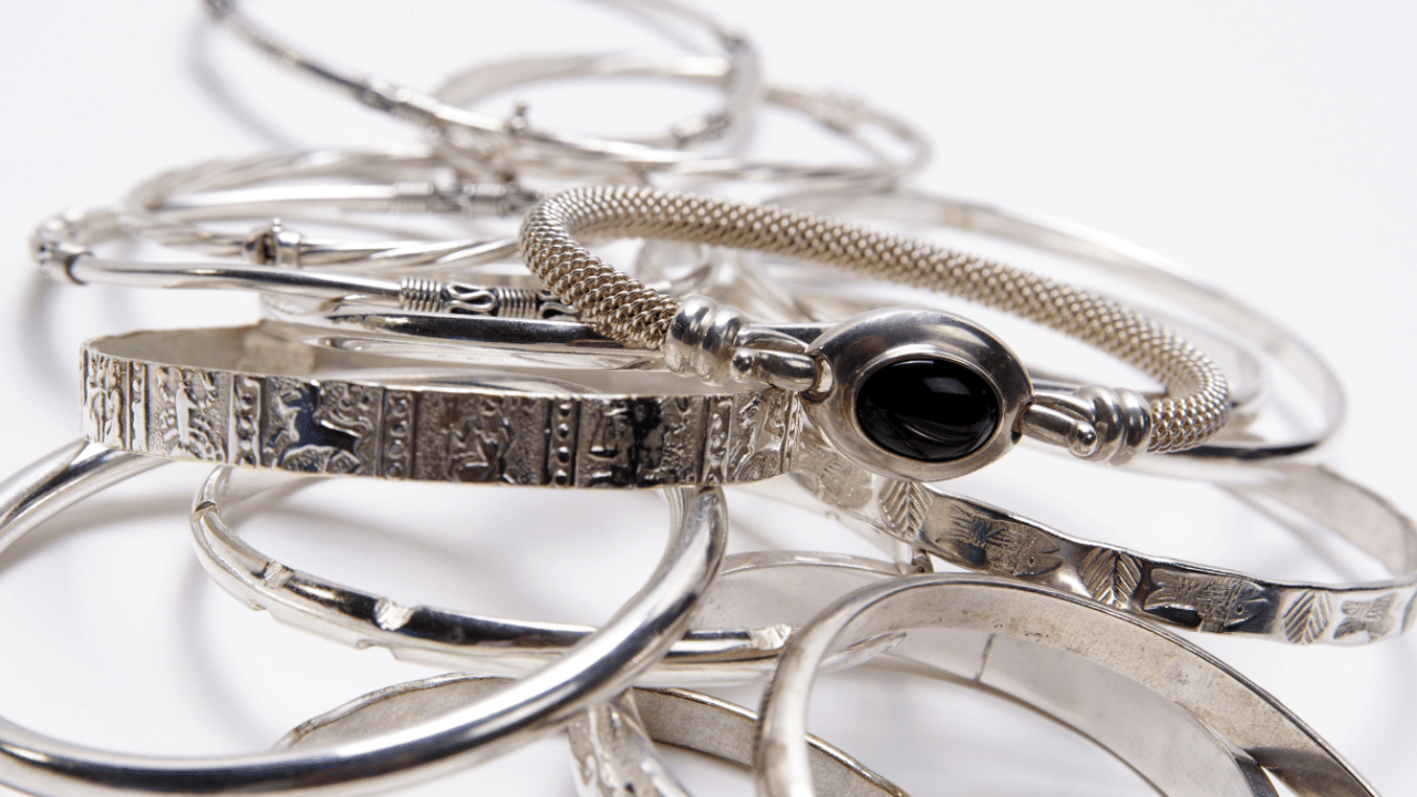 എന്നാൽ വരുംദിവസങ്ങളിൽ വെള്ളി വില ഉയരാനാണ് സാധ്യത. ആഗോള വിപണിയിൽ വെള്ളിയുടെ വിലയിൽ വരും ദിവസങ്ങളിൽ വൻ വർദ്ധനവ് ഉണ്ടായേക്കുമെന്ന് സാമ്പത്തിക വിദഗ്ധർ പ്രവചിക്കുന്നു. നിലവിൽ ​ഗ്രാമിന് 285 രൂപയും കിലോയ്ക്ക് 2,85,000 രൂപയുമാണ് വില.
