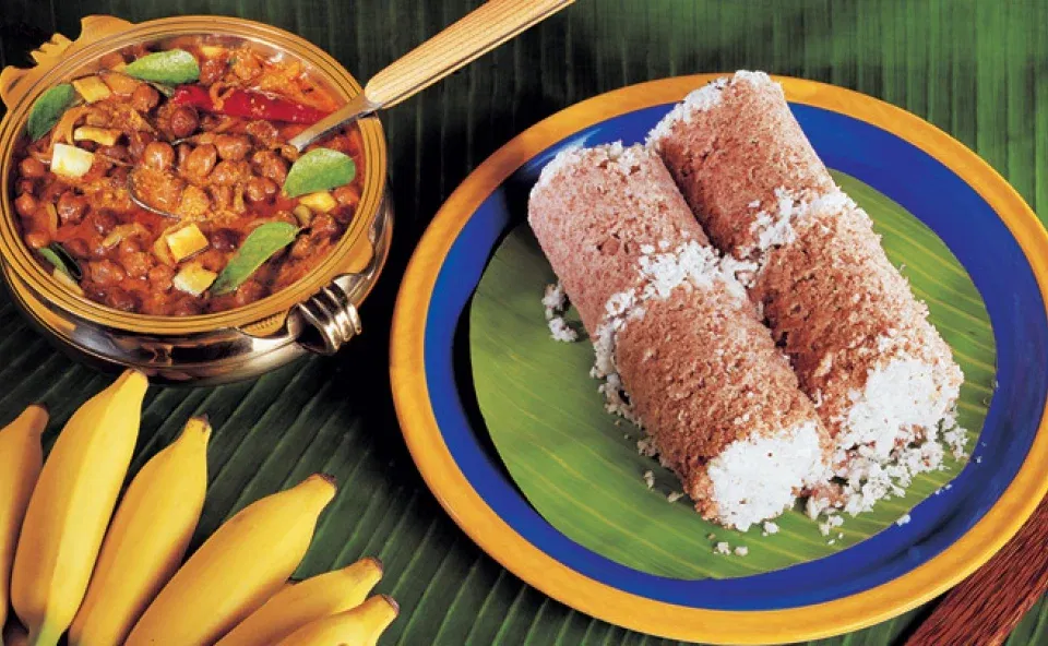 പുട്ടുപൊടി നനയ്ക്കാൻ സാധാരണ പച്ചവെള്ളമാണ് ഉപയോഗിക്കുന്നത്. അതിന് പകരം ചെറുചൂടുവെള്ളം ഉപയോഗിച്ചാൽ മതി. ഇത് അരിപ്പൊടിയിലെ തരികളെ കൂടുതൽ മൃദുവാക്കാനും ഈർപ്പം നിലനിർത്താനും സഹായിക്കും. അല്പം ഉപ്പ് ചേർത്ത് കലക്കിയ വെള്ളം വേണം ഉപയോഗിക്കാൻ. നെയ്യ് ഒഴിക്കുന്നതും വളരെ നല്ലതാണ്.