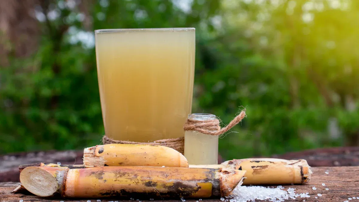 കരിമ്പിൻ ജ്യൂസിൽ പഞ്ചസാരയുടെ അളവ് കൂടുതലും ഈ അത്യാവശ്യ ഘടകങ്ങൾ അടങ്ങിയിട്ടുമില്ല. ചൂടിൽ ദാഹം താൽക്കാലികമായി ശമിപ്പിക്കുമെങ്കിലും ദീർഘനേരം ശരീരത്തിൽ ജലാംശം നിലനിർത്താൻ കരിമ്പിൻ ജ്യൂസ് സഹായിക്കില്ല. അതായത് ഒരു ഗ്ലാസ് കരിമ്പിൻ ജ്യൂസിൽ ഏകദേശം 11-17 മില്ലിഗ്രാം സോഡിയം മാത്രമാണ് അടങ്ങിയിട്ടുള്ളത്.