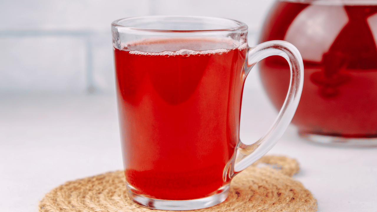 പതിമുഖം കഷ്ണങ്ങൾ ഇട്ട് തിളപ്പിച്ച വെള്ളം കുടിക്കുന്നതും നല്ലതാണ്. ഇവ ദാഹം ശമിപ്പിക്കാൻ മികച്ചതാണ്. ശരീരത്തിന് തണുപ്പ് നൽകുന്നതിനൊപ്പം ചർമ്മത്തിന്റെ ആരോഗ്യത്തിനും ​ഗുണം ചെയ്യും. (Image Credit: Getty Images)
