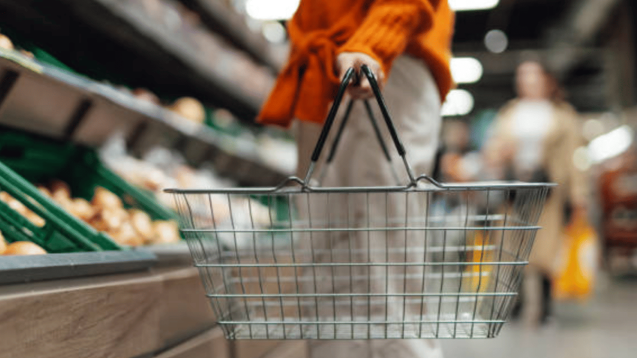 150 മുതൽ 175 വരെ രൂപയ്ക്ക് ലഭിച്ചിരുന്ന അരിയാണ് ഇപ്പോൾ ഈ വിലയിൽ വിൽക്കുന്നത്. കൂടാതെ, 
മുളക്, പാമോയിൽ, സൺഫ്ലവർ ഓയിൽ തുടങ്ങിയവയുടെ വിലയും കൂടിയിട്ടുണ്ട്. വെളിച്ചെണ്ണ വിലയിലും കയറ്റിറക്കങ്ങൾ തുടരുകയാണ്.
