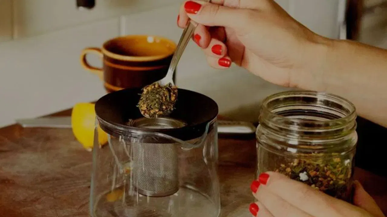 ഹെന്ന അല്ലെങ്കിൽ മൈലാഞ്ചി അരച്ചതിലേക്ക് തേയിലപ്പൊടിയോ കടുപ്പത്തിലുള്ള തേയില വെള്ളമോ ചേർത്ത് യോജിപ്പിക്കുക. ഇത് തലമുടിയിൽ പുരട്ടി 20 മിനിറ്റിന് ശേഷം കഴുകിക്കളയാം. തുല്യ അളവിൽ തൈര്, തേൻ, തേയിലപ്പൊടി എന്നിവ ചേർത്ത് മിശ്രിതമാക്കി തലയിൽ പുരട്ടുന്നത് മുടിക്ക് പോഷണം നൽകും. ചെറുചൂടുള്ള വെളിച്ചെണ്ണയിൽ അല്പം തേയിലപ്പൊടി ചേർത്ത് തലയോട്ടിയിൽ മസാജ് ചെയ്യുന്നത് മുടി വളർച്ചയെ ഉത്തേജിപ്പിക്കും. 