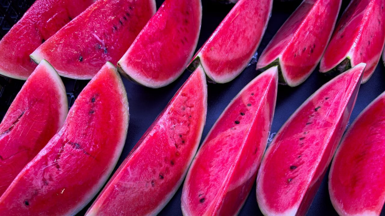 കടുത്ത വേനലിൽ ശരീരത്തിന് കുളിർമയേകാൻ തണ്ണിമത്തനേക്കാൾ മികച്ച മറ്റൊരു ഫലമില്ല. എന്നാൽ തണ്ണിമത്തൻ കഴിക്കുമ്പോൾ അതിൽ ഒരു നുള്ള് ഉപ്പ് ചേർക്കുന്ന ശീലം പലർക്കുമുണ്ട്. ഇത് വെറുമൊരു രുചിക്കൂട്ടല്ല, മറിച്ച് ഇതിന് പിന്നിൽ ചില ആരോഗ്യപരവും ശാസ്ത്രീയവുമായ കാരണങ്ങളുണ്ടെന്ന് പഠനങ്ങൾ പറയുന്നു.