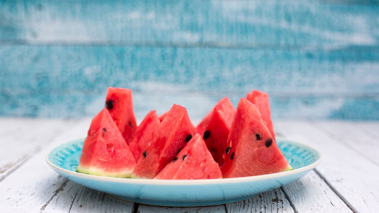 ഉപ്പ് ചേർത്താൽ മധുരം കുറയുമെന്നാണ് പൊതുധാരണയെങ്കിലും തണ്ണിമത്തന്റെ കാര്യത്തിൽ ഇത് നേരെ തിരിച്ചാണ്. ഉപ്പിലെ ക്ലോറൈഡ് അയോണുകൾ നാവിലെ മധുരം തിരിച്ചറിയാനുള്ള കോശങ്ങളെ ഉത്തേജിപ്പിക്കുകയും പഴത്തിന്റെ സ്വാഭാവിക മധുരം കൂടുതൽ പ്രകടമാക്കുകയും ചെയ്യുന്നു. 2023-ലെ 'eLife' പഠന റിപ്പോർട്ടിലും ഇത് വ്യക്തമാക്കുന്നുണ്ട്.