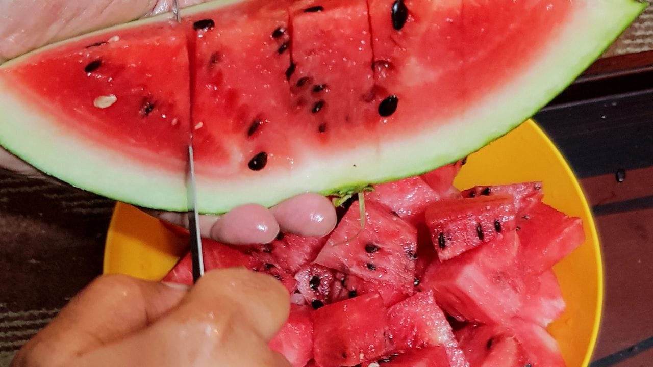 പാകമാകാത്തതോ മധുരം കുറഞ്ഞതോ ആയ തണ്ണിമത്തന്റെ രുചി മെച്ചപ്പെടുത്താൻ ഉപ്പ് സഹായിക്കും. ചെറിയ അളവിൽ ഉപ്പ് ദഹനരസങ്ങളെ ഉത്തേജിപ്പിക്കാൻ സഹായിച്ചേക്കാം.