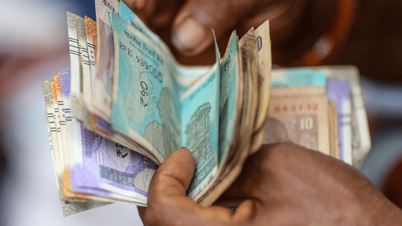 സാമൂഹ്യ സുരക്ഷാ പെൻഷൻ ഗുണഭോക്താക്കളും വിവിധ ക്ഷേമനിധി ബോർഡ് പെൻഷൻകാരുമുൾപ്പെടെ ഏകദേശം 62 ലക്ഷത്തോളം ഉപഭോക്താക്കളാണ് സംസ്ഥാനത്ത് നിലവിൽ ക്ഷേമപെൻഷൻ വാങ്ങുന്നത്. (Image Credit: Getty Images)