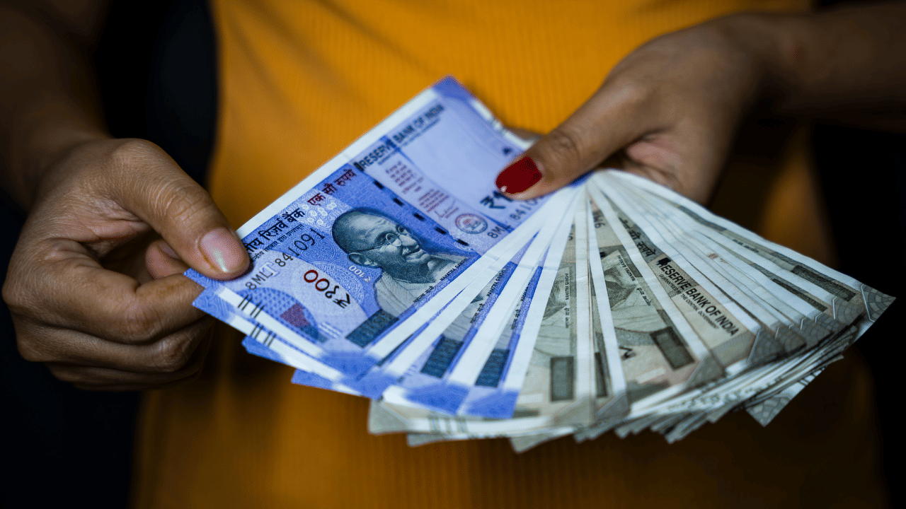 സംസ്ഥാനത്ത് 62 ലക്ഷത്തോളം പേരാണ് ക്ഷേമപെൻഷന് അർഹരായിട്ടുള്ളവർ. നാളെ മുതൽ ഇതിൽ 26.62 ലക്ഷം പേരുടെ അക്കൗണ്ടുകളിൽ തുക എത്തുന്നതാണ്. മറ്റുള്ളവർക്ക് വീട്ടിൽ നേരിട്ട് എത്തിക്കും.