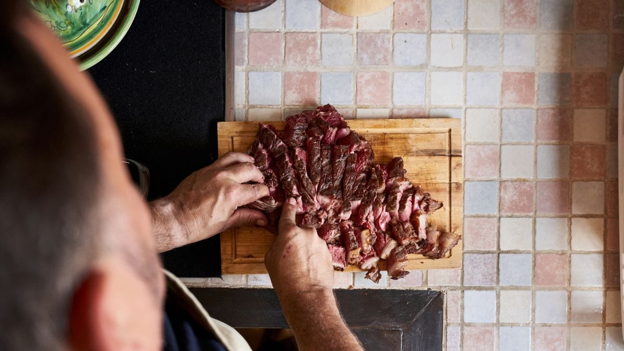 ഇറച്ചി കഴിക്കാൻ ഇഷ്ടമില്ലാത്തവർ ആരും ഉണ്ടാകില്ല. കറിയും പൊരിച്ചതും തുടങ്ങി പലതരം വ്യത്യസ്തമായ രീതിയിൽ ഇറച്ചി വെക്കാറുണ്ട്. എന്നാൽ ഇറച്ചിയുടെ രുചി നന്നായി ലഭിക്കണമെങ്കിൽ ശരിയായ രീതിയിൽ ഇത് വേവിക്കേണ്ടതുണ്ട്. ഇറച്ചി വേവിക്കുമ്പോൾ ശ്രദ്ധിക്കേണ്ട 4 കാര്യങ്ങൾ ഇവയാണ്. ഫ്രീസറിൽ തണുപ്പിച്ച ഇറച്ചി വാങ്ങുന്നതിനേക്കാളും ഫ്രഷായിട്ടുള്ള ഇറച്ചി വാങ്ങുന്നതാണ് നല്ലത്. കേടുവന്ന ഇറച്ചിയിൽ എത്ര മസാലയിട്ടാലും രുചി ലഭിക്കുകയില്ല. അതിനാൽ തന്നെ ഇറച്ചി വാങ്ങുമ്പോൾ ഇക്കാര്യം ശ്രദ്ധിക്കാം. (Image Credit source: Getty Images )