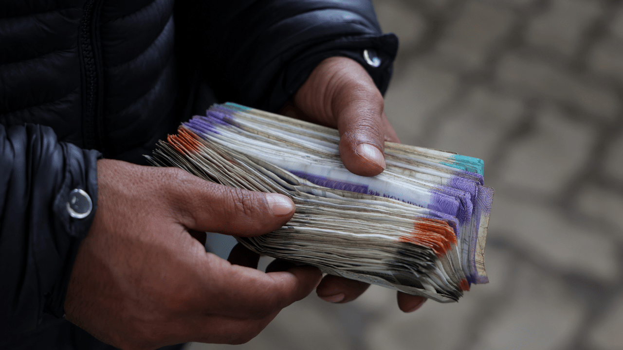 ജീവനക്കാരന്റെ ശമ്പളത്തിൽ ക്ഷാമബത്ത, വീട്ടുവാടക അലവൻസ്, ഗതാഗത അലവൻസ് എന്നിവയും ഉൾപ്പെടുന്നുണ്ട്. അടിസ്ഥാന ശമ്പളം മൊത്തം വരുമാനത്തിന്റെ 51.5% വരും, അതേസമയം ഡിഎ ഏകദേശം 30.9%, എച്ച്ആർഎ ഏകദേശം 15.4%, ഗതാഗത അലവൻസ് ഏകദേശം 2.2% ആയിരിക്കും. (Image Credit: Getty Images)