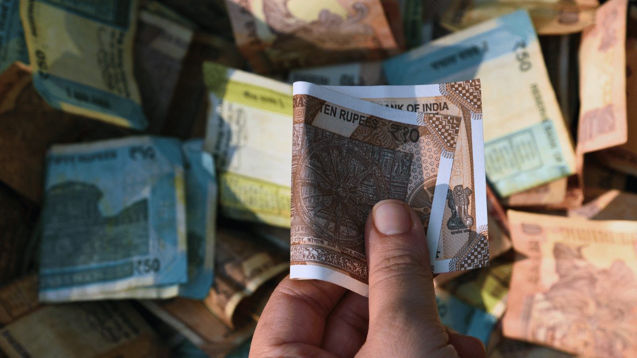 ഏഴാം ശമ്പള കമ്മീഷനിൽ ഫിറ്റ്മെന്റ് ഘടകം 2.57 ആണ്. നിലവിലെ അടിസ്ഥാന ശമ്പളം x ഫിറ്റ്മെന്റ് ഘടകം എന്ന ഫോർമുല ഉപയോ​ഗിച്ചാണ് പുതിയ 
അടിസ്ഥാന ശമ്പളം നിശ്ചയിക്കുന്നത്. പുതിയ ശമ്പളകമ്മീഷനിലും ഫിറ്റ്മെന്റ് ഘടകം 2.57 ആണെങ്കിൽ ഏറ്റവും കുറഞ്ഞ അടിസ്ഥാന ശമ്പളം 46,260 രൂപയും കൂടിയത് 6,42,500 രൂപയുമായിരിക്കും.