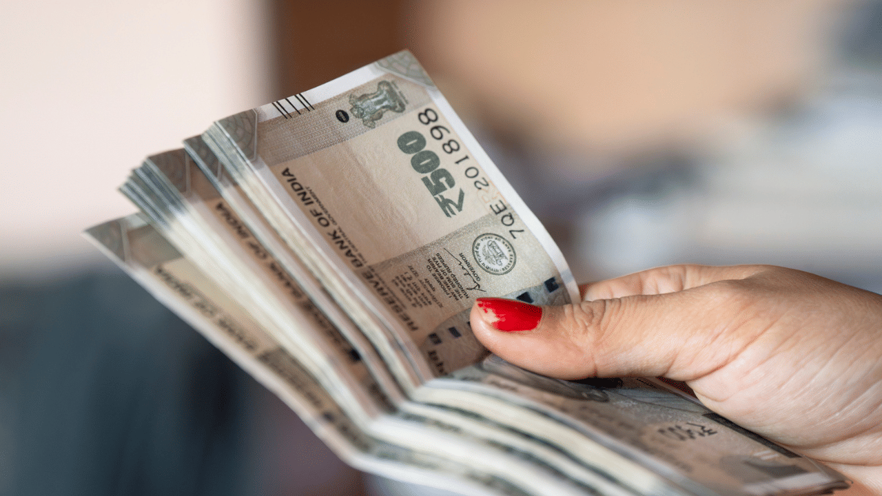 സർക്കാർ ജീവനക്കാരുടെ ശമ്പളം, പെൻഷനുകൾ, അലവൻസുകൾ എന്നിവ പരിഷ്കരിക്കുന്നത് ഫിറ്റ്മെന്റ് ഘടകം അടിസ്ഥാനമാക്കിയാണ്. പണപ്പെരുപ്പം, ജീവനക്കാരുടെ ആവശ്യങ്ങൾ, സർക്കാരിന്റെ സാമ്പത്തിക ശേഷി തുടങ്ങിയ വിവിധ ഘടകങ്ങൾ പരിഗണിച്ചാണ് ഫിറ്റ്മെന്റ് ഘടകം നിർണ്ണയിക്കുന്നത്.
