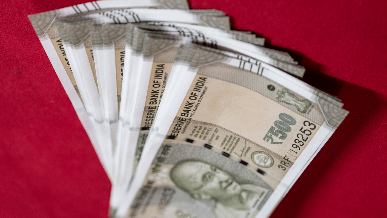 എട്ടാം ശമ്പളകമ്മീഷന് വേണ്ടിയുള്ള കാത്തിരിപ്പിലാണ് രാജ്യത്തെ ദശലക്ഷക്കണക്കിന് ജീവനക്കാരും പെൻഷൻകാരും. ശമ്പളത്തിൽ വൻ വർദ്ധനവ് ഉണ്ടാകുമെന്ന പ്രതീക്ഷയിലാണ് ജീവനക്കാർ. നിലവിൽ 18,000 രൂപയാണ് ഏറ്റവും കുറഞ്ഞ അടിസ്ഥാനശമ്പളം. എന്നാൽ പുതിയ ശമ്പള പരിഷ്കരണത്തിൽ ഇവയിൽ വൻ വർദ്ധനവ് ഉണ്ടായേക്കാം.
