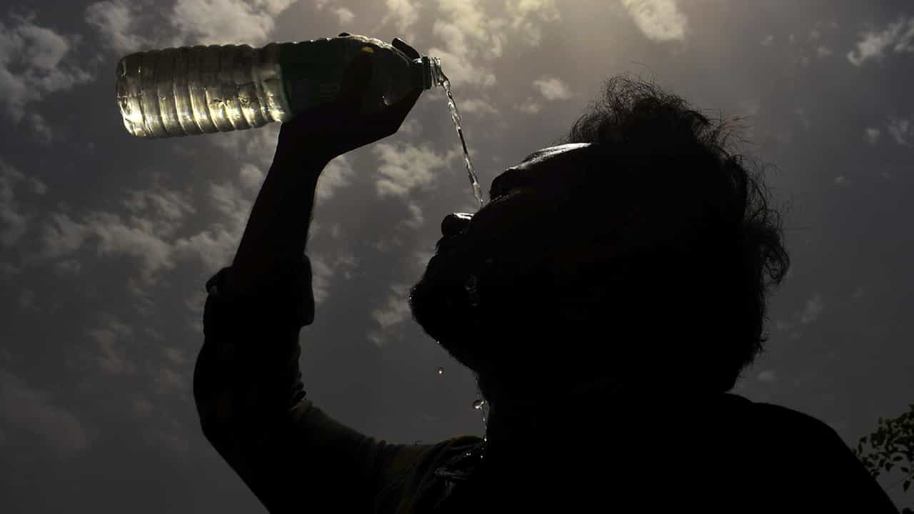 Kerala Heatwave: ചുട്ടുപൊള്ളി കേരളം; രാത്രിയില്‍ പോലും രക്ഷയില്ല; മുഖ്യമന്ത്രിയുടെ നേതൃത്വത്തില്‍ ഉന്നതതല യോഗം