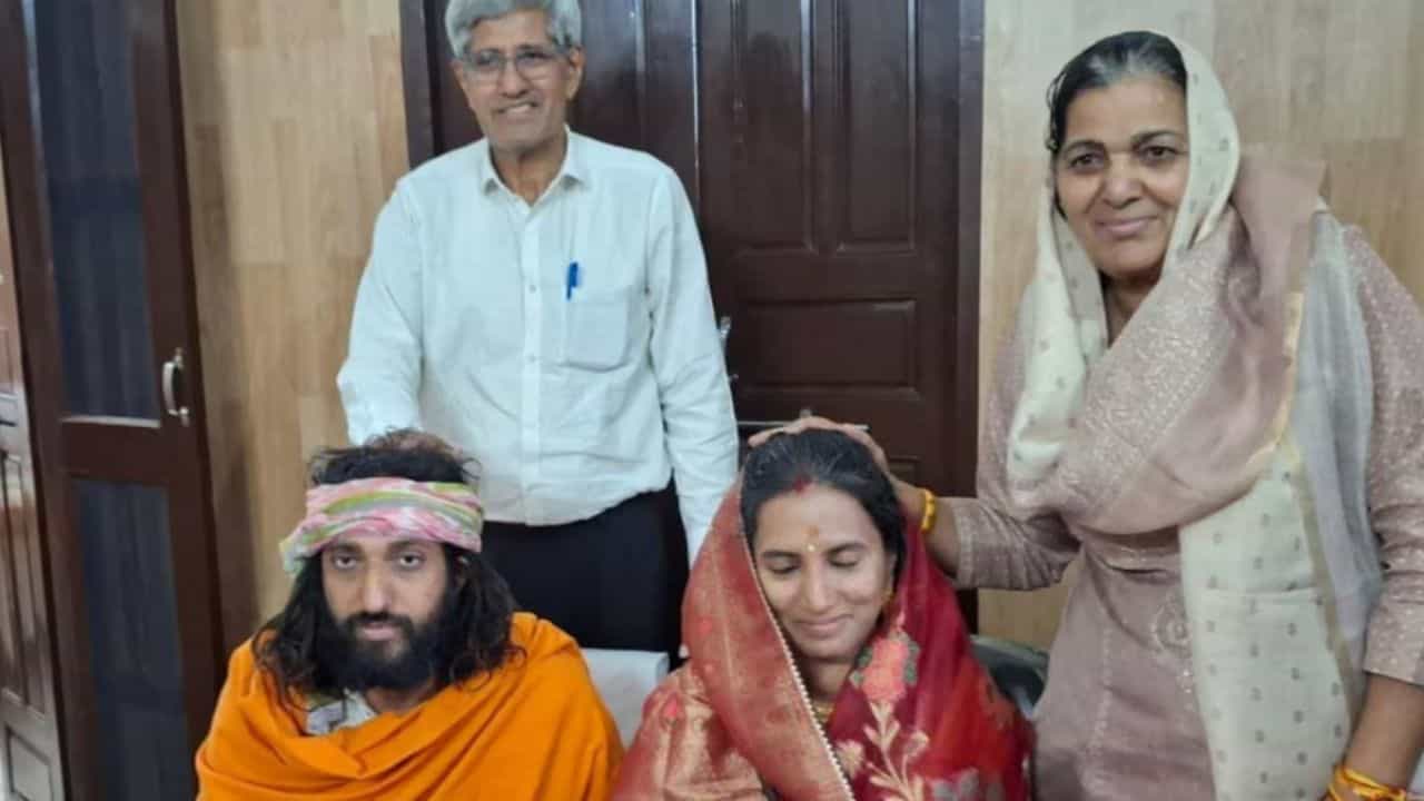 Abhay Singh: ഐഐടി ബാബ വിവാഹിതനായി; ബെംഗളൂരു എഞ്ചിനീയറെ മിന്നുകെട്ടി അഭയ് സിംഗ് Abhay Singh: ഐഐടി ബാബ വിവാഹിതനായി; ബെംഗളൂരു എഞ്ചിനീയറെ മിന്നുകെട്ടി അഭയ് സിംഗ്