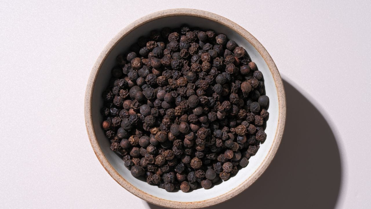 ഇനി ഒന്നായി വാങ്ങുന്ന കുരുമുളക് വ്യാജമാണോന്ന് അറിയാൻ, സ്വൽപം കുരുമുളക് എടുത്ത് ഒരു മേശയുടെ മുകളിൽ വയ്ക്കുക. അതിനുശേഷം കൈയുടെ തള്ളവിരൽ ഉപയോഗിച്ച് ഇത് പൊടിച്ച് നോക്കുക. യഥാർത്ഥ കുരുമുളകാണെങ്കിൽ അത്ര വേഗം പൊടിഞ്ഞുകിട്ടില്ല. എന്നാൽ, കൃതൃമ വസ്തുക്കളോ മറ്റെന്തെങ്കിലുമോ ആണെങ്കിൽ എളുപ്പത്തിൽ പൊടിഞ്ഞുപോകും. 
