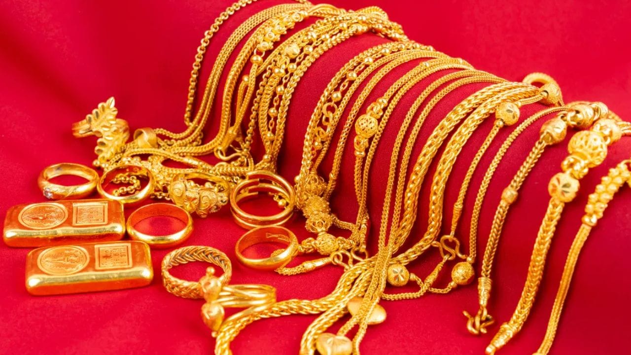 ഇങ്ങനെ ചെയ്യുന്നത് നമ്മുടെ സമ്പത്തും സംതൃപ്തിയും പലമടങ്ങ് വർദ്ധിപ്പിക്കും എന്നാണ് വിശ്വാസം. എന്നാൽ ഒരു പ്രത്യേക മുഹൂർത്തത്തിൽ സ്വർണവും വെള്ളിയും വാങ്ങിക്കുന്നത് കൂടുതൽ ഐശ്വര്യപ്രദമായിരിക്കും എന്നാണ് വിശ്വാസം. ശുഭകരമായ സമയം ഏതാണെന്ന് നോക്കാം.ഏപ്രിൽ 19 ന് രാവിലെ 10:45 മുതൽ ഏപ്രിൽ 20 ന് രാവിലെ 7:49 വരെ നീണ്ടുനിൽക്കും.  (PHOTO: PTI/GETTY/SOCIAL MEDIA)