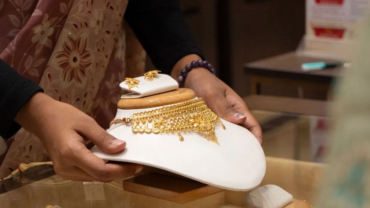 അതുകൊണ്ട് ഉദയത്തെ അടിസ്ഥാനമാക്കി ഏപ്രിൽ 19 ഞായറാഴ്ച അക്ഷയതൃതീയ ആഘോഷിക്കുന്നത് ശുഭകരമായി കണക്കാക്കുന്നു. ഏപ്രിൽ 19 ന് രാവിലെ 10:49 മുതൽ ഉച്ചയ്ക്ക് 12:20 വരെയാണ്. വൈകുന്നേരം 6:49 മുതൽ രാത്രി 10:57 വരെ ആരാധനയ്ക്ക് വളരെ ശുഭകരമായ സമയമായാണ് കണക്കാക്കുന്നത്.  (PHOTO: PTI/GETTY/SOCIAL MEDIA)