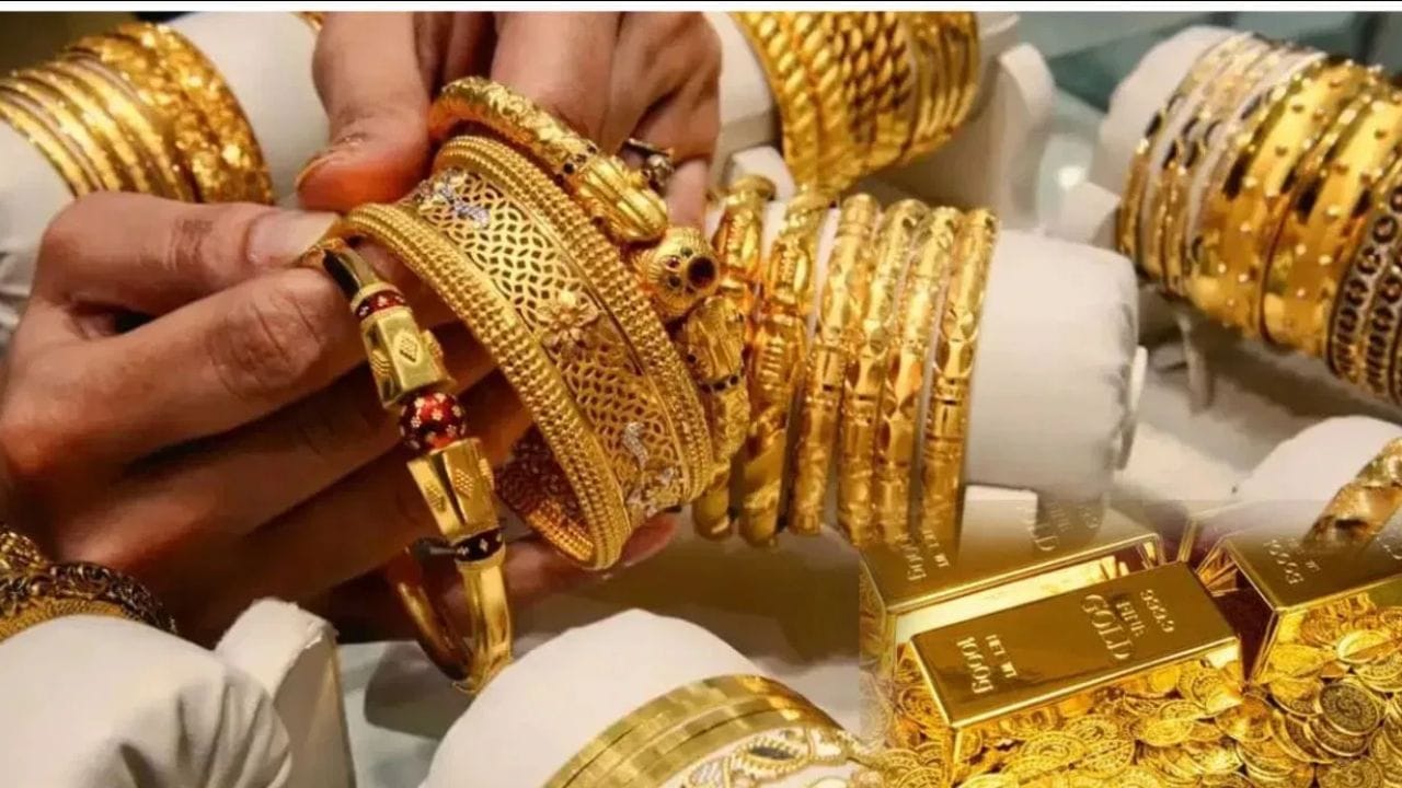 ഇത് നിങ്ങൾക്ക് സർവൈശ്വര്യവും സന്തോഷവും കൊണ്ടുവരും. ഇനി അഥവാ ഈ പുണ്യകരമായ ദിവസത്തിൽ നിങ്ങൾക്ക് സ്വർണ്ണം വെള്ളി പോലുള്ള വിലപിടിപ്പുള്ള ലോഹങ്ങൾ സ്വന്തമാക്കാൻ സാധിക്കുന്നില്ലെങ്കിൽ മല്ലി, അരി, ചെമ്പ് മൺപാത്രങ്ങൾ തുടങ്ങിയവയും വാങ്ങിക്കാവുന്നതാണ്. (PHOTO: PTI/GETTY/SOCIAL MEDIA)