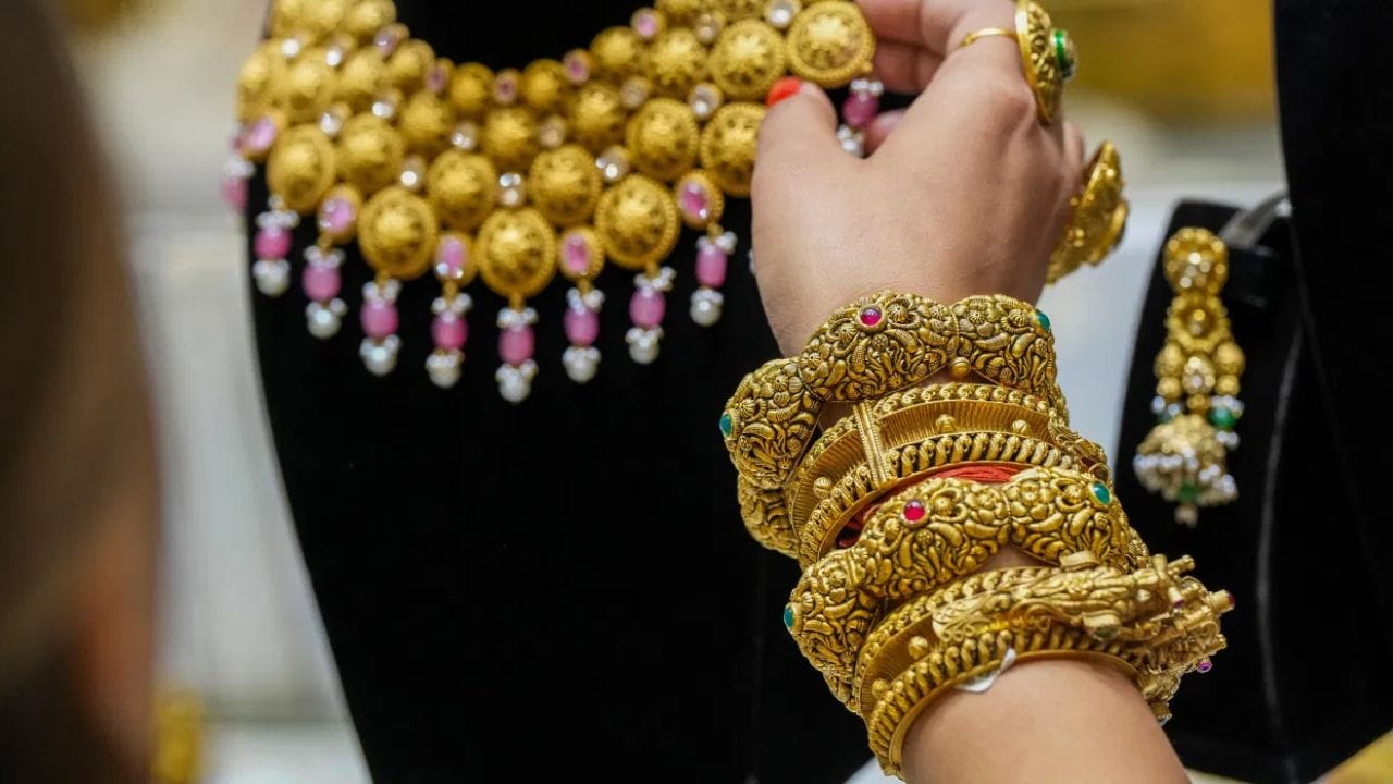 ഈ സമയത്ത് ലക്ഷ്മിദേവിയും ഭഗവാൻ വിഷ്ണുവിനെയും ഒന്നിച്ച് ആരാധിക്കുന്നത് വളരെ നല്ലതായി കണക്കാക്കുന്നു.പഞ്ചാംഗം അനുസരിച്ച്, അക്ഷയ തൃതീയയിൽ സ്വർണ്ണവും വെള്ളിയും വാങ്ങുന്നതിനുള്ള ശുഭകരമായ സമയം രാവിലെ 10:49 മുതൽ അങ്ങോട്ടേക്കുള്ള ഏത് ശുഭകരമായ സമയത്തും സ്വർണമോ വെള്ളിയോ നിങ്ങൾക്ക് സ്വന്തമാക്കാവുന്നതാണ്.  (PHOTO: PTI/GETTY/SOCIAL MEDIA)