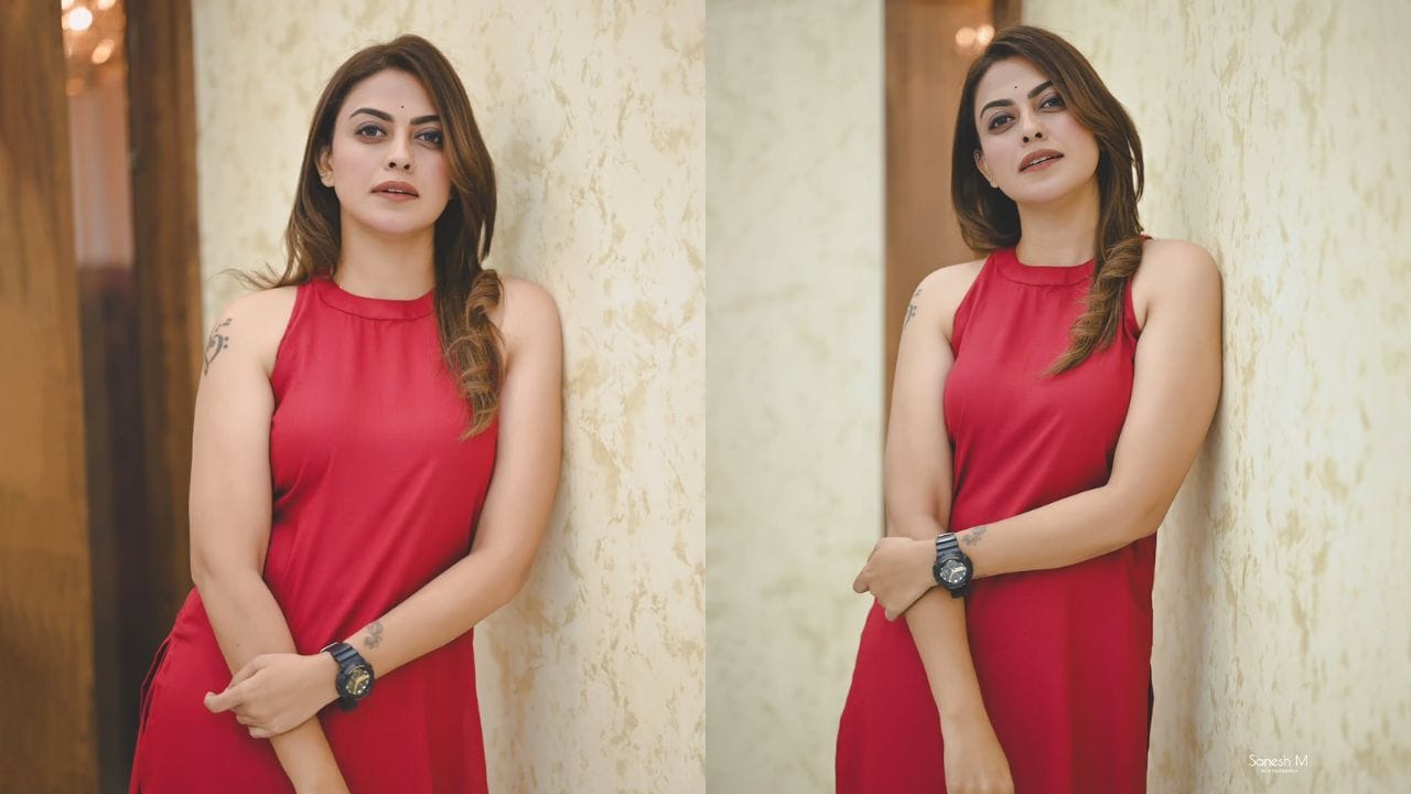 എന്തിനാണ് പിന്നെ ഇവിടെ ഇങ്ങനെയുള്ള നിയമങ്ങൾ എന്നും അുശ്രീ ചോദിക്കുന്നു.  ഇൻസ്റ്റഗ്രാമിൽ സ്റ്റോറിയായാണ് തന്റെ പ്രതിഷേധം നടി അറിയിച്ചത്. വിഴിഞ്ഞം സംഭവത്തിലെ വീഡിയോ ഇപ്പോൾ കാണാൻ ഇടയായി എന്നും എന്ത് മൈ.... ആണ് ഇവിടെ നടക്കുന്നത്? എന്താണ് ഇവിടെ നടക്കുന്നത് ആർക്കും ആരെയും എന്തും ചെയ്യാം (PHOTO: INSTAGRAM)