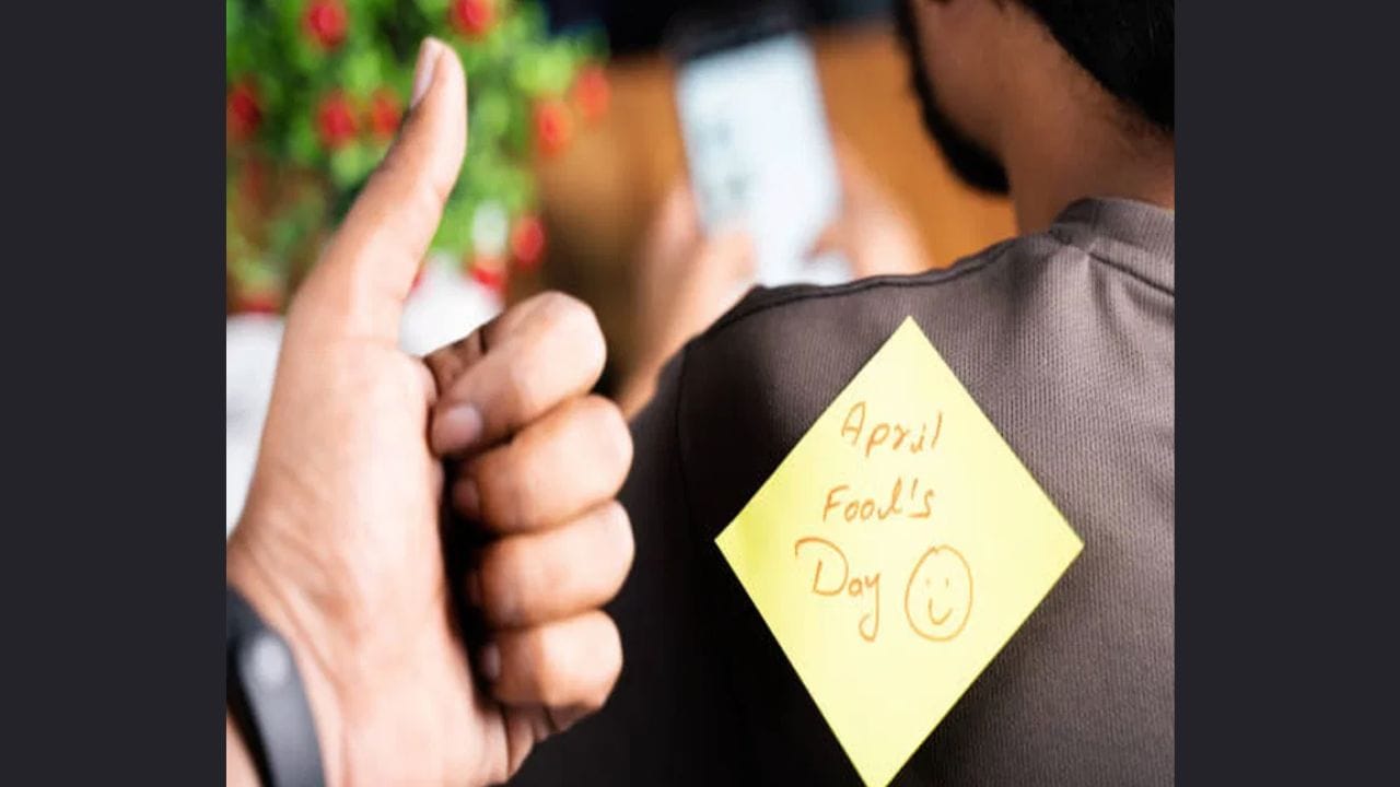 മൗസ് ഫൂൾ: സുഹൃത്തിന്റെ കമ്പ്യൂട്ടറിന്റെ മൗസിന്റെ താഴെ സെൻസറിൽ ചെറിയൊരു കഷണം പേപ്പർ ഒട്ടിച്ചു വയ്ക്കുക.. അങ്ങനെ ചെയ്യുമ്പോൾ മൗസ് പോയിന്റ് അനങ്ങില്ല മൗസ് കേടായെന്ന് കരുതി അവർ കുറച്ചു നേരം കഷ്ടപ്പെടുന്നത് ഒരു രസകരമായ കാര്യമായിരിക്കും.(PHOTO: TV9 NETWORK)