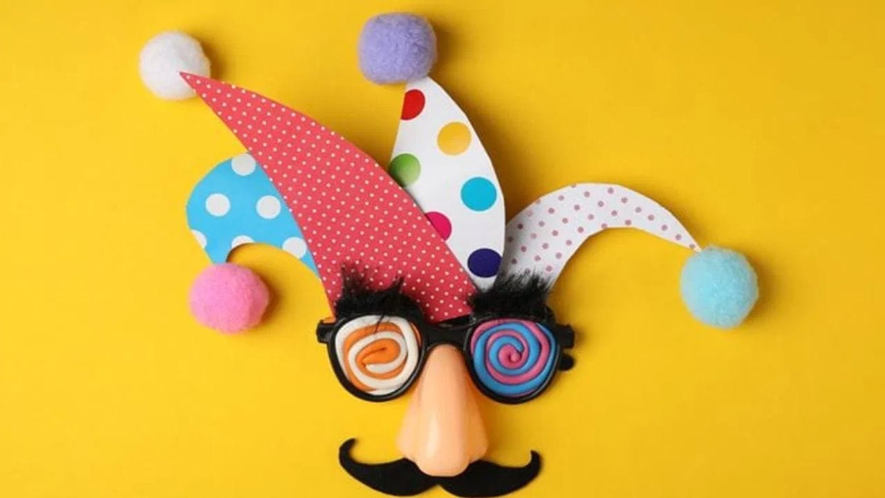 സോപ്പ് ഉപയോഗിച്ച്: കുളിമുറിയിലോ വാഷ്ബേസിനിലോ ഇരിക്കുന്ന സോപ്പിൽ സുതാര്യമായിട്ടുള്ള നെയിൽ പോളിഷ് അടിച്ചു വയ്ക്കുക. ഇത് ഉണങ്ങി കഴിഞ്ഞാൽ സോപ്പ് എത്ര തേച്ചാലും പത വരില്ല. അത് കണ്ട് പതയാത്തതെന്തെന്ന് കരുതി അവർ അത്ഭുതപ്പെടും.(PHOTO: TV9 NETWORK)