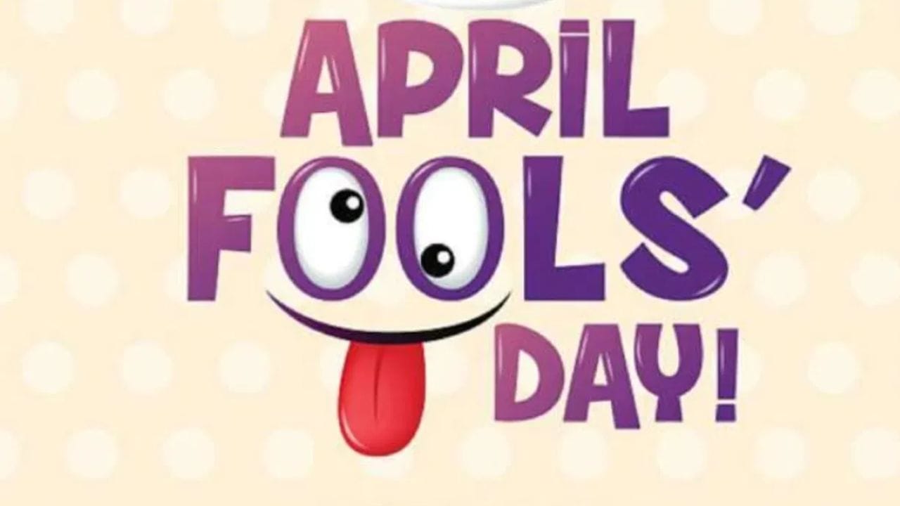 കീടം പ്രാങ്ക് : ഒരു കറുത്ത പേപ്പറിൽ നിന്ന് പാറ്റയുടെയോ വലിയൊരു വണ്ടീയോ രൂപം വെട്ടിയെടുക്കുക. ഇത് ലാമ്പ് ഷെയ്ഡിന്റെ ഉൾഭാഗത്തോ ജനൽ തിരശ്ശീലയ്ക്ക് പിറകില് ഒട്ടിച്ചു വയ്ക്കുക. ലൈറ്റ് ഇടുമ്പോൾ പുറത്ത് കാണുന്ന ആ രൂപം കാണുമ്പോൾ പേടിക്കും ഉറപ്പാണ്.(PHOTO: TV9 NETWORK)