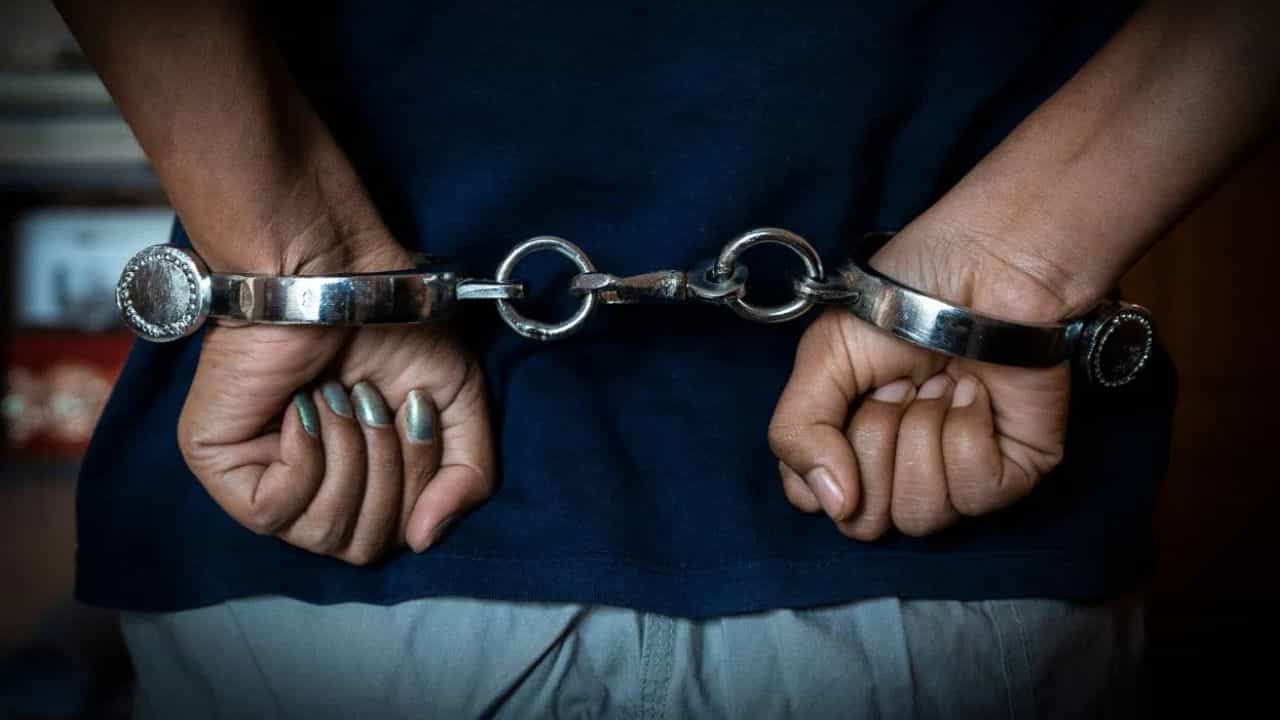 തിരുവനന്തപുരത്ത് ബാറിനുള്ളിൽ തര്ക്കം; യുവാവിനെ നടുറോഡില് തല്ലിക്കൊന്നു തിരുവനന്തപുരത്ത് ബാറിനുള്ളിൽ തര്ക്കം; യുവാവിനെ നടുറോഡില് തല്ലിക്കൊന്നു