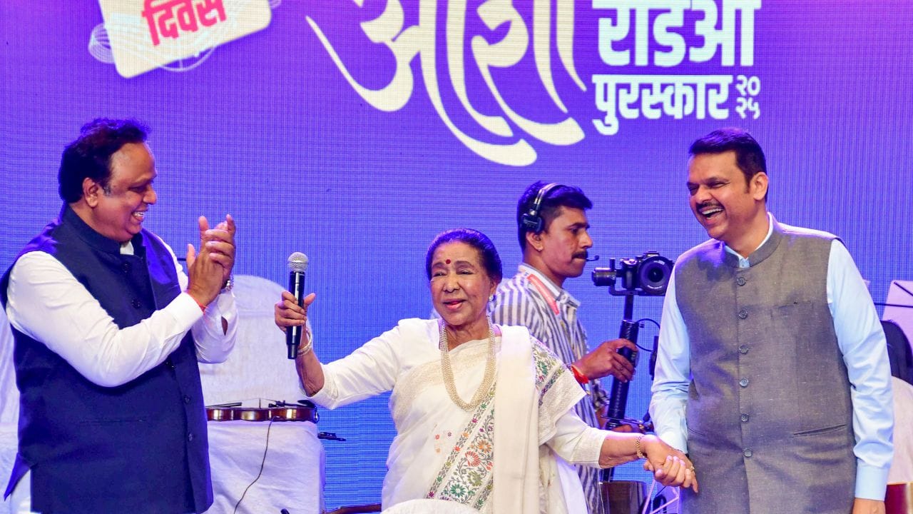 ഇന്ത്യൻ സിനിമാ സംഗീതത്തെ ആഗോളതലത്തിൽ എത്തിച്ച വിസ്മയ ഗായിക ആശാ ഭോസ്ലെ വിടവാങ്ങി. വാർദ്ധക്യസഹജമായ അസുഖങ്ങളെത്തുടർന്ന് ചികിത്സയിലിരിക്കെയായിരുന്നു അന്ത്യം. പത്മവിഭൂഷൺ നൽകി രാജ്യം ആദരിച്ച ഈ ഇതിഹാസത്തിന്റെ വിയോഗം ചലച്ചിത്ര ലോകത്തിന് തീരാനഷ്ടമാണ്.