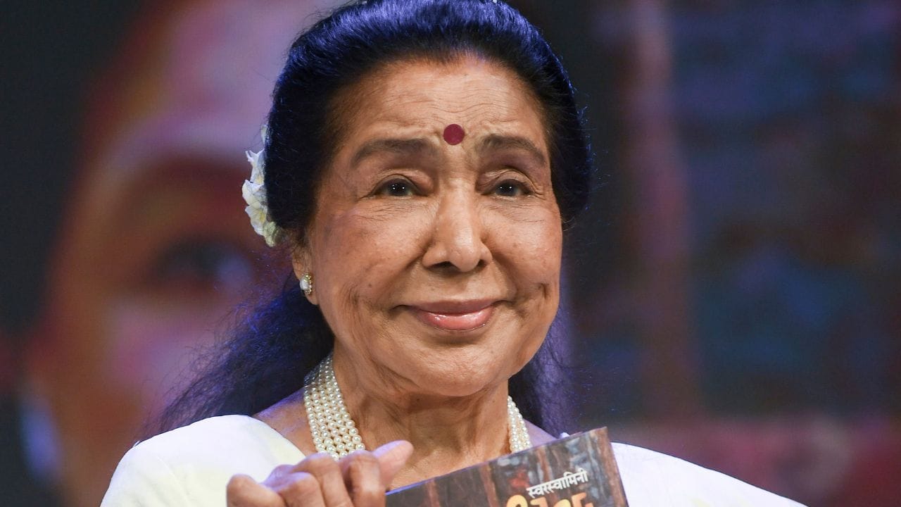 ആർ.ഡി. ബർമൻ സംഗീതം നൽകിയ 'ആജാ ആജാ മേ ഹൂം പ്യാർ തേര' എന്ന ഗാനം പാടാൻ താൻ നേരിട്ട പ്രയാസങ്ങളെക്കുറിച്ച് ആശ മുൻപ് ഓർമ്മിച്ചിട്ടുണ്ട്. ആ പാട്ടിന്റെ വേഗത കണ്ട് ഭയന്ന് വിറച്ച തനിക്ക് ആത്മവിശ്വാസം നൽകിയത് സഹോദരി ലത മങ്കേഷ്കർ ആയിരുന്നുവെന്ന് അവർ എപ്പോഴും പറയുമായിരുന്നു.