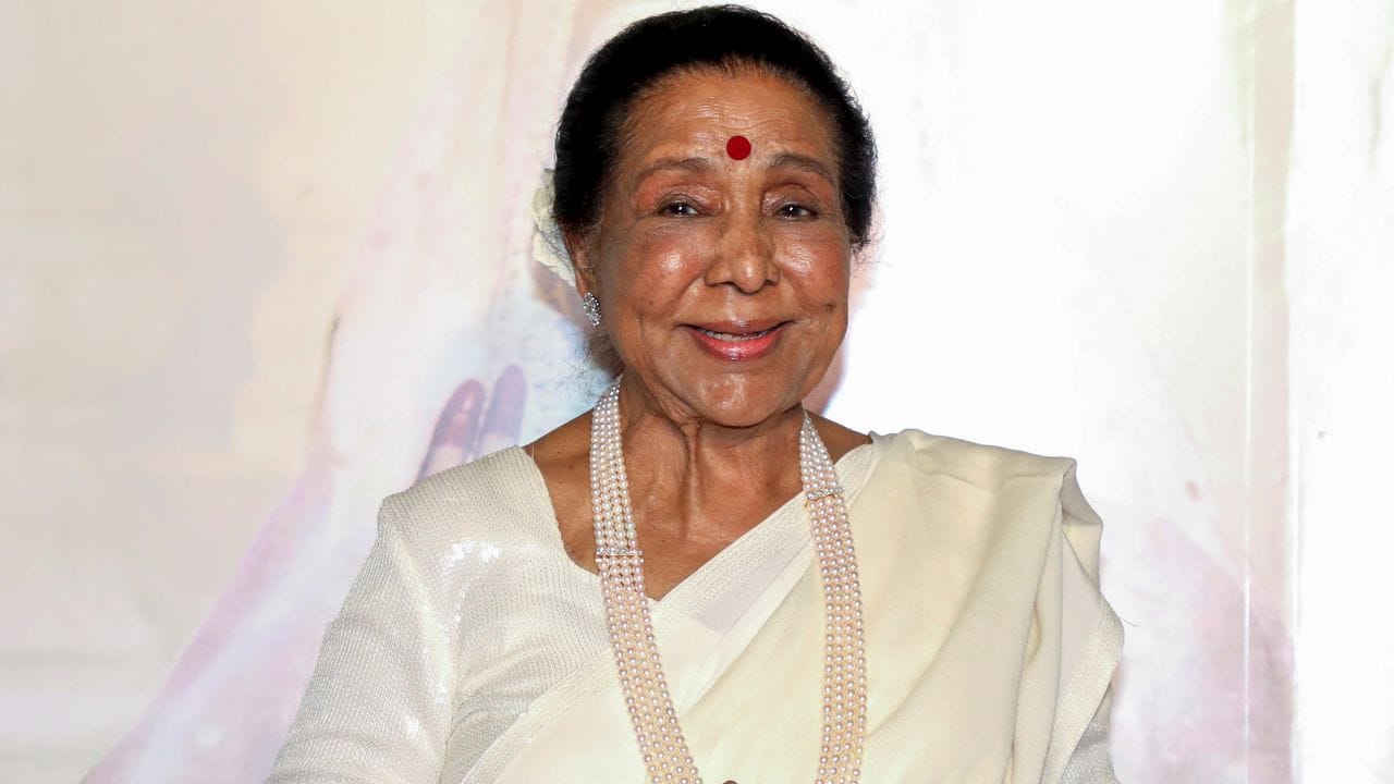 1943-ൽ തന്റെ ഒമ്പതാം വയസ്സിൽ സംഗീതയാത്ര തുടങ്ങിയ ആശയ്ക്ക്, തുടക്കകാലത്ത് തന്റെ സഹോദരി ലത മങ്കേഷ്കറുടെ വലിയ നിഴലിനെ അതിജീവിക്കേണ്ടി വന്നു. ലത പാടാൻ വിസമ്മതിക്കുന്ന ഗാനങ്ങളും രണ്ടാം നിര പാട്ടുകളുമാണ് ആദ്യം ലഭിച്ചതെങ്കിലും, തന്റെ വേറിട്ട ആലാപന ശൈലിയിലൂടെ അവർ സ്വന്തമായൊരു സിംഹാസനം പണിതു.