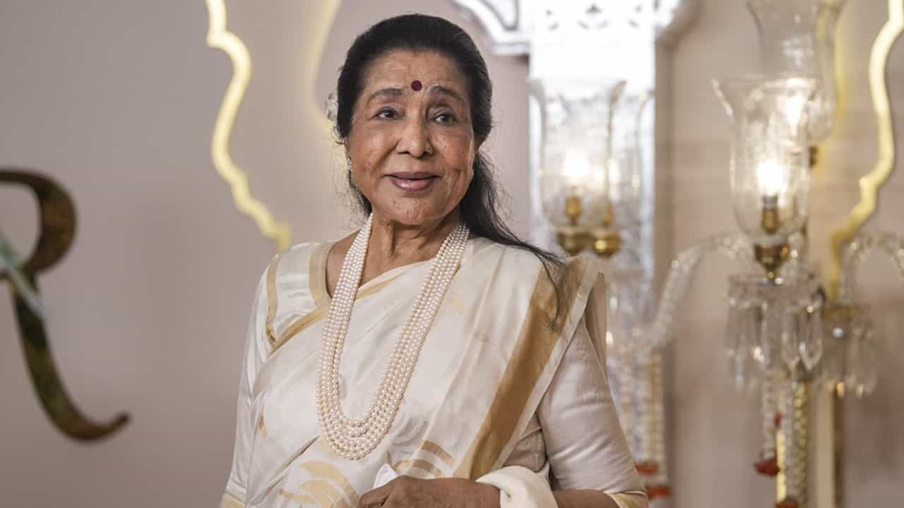 Asha Bhosle: മക്കളുടെ പ്രശംസ നേടാനുള്ള വാശിയില് പടുത്തുയര്ത്തിയത് റെസ്റ്റോറന്റ് ശൃംഖലകള്; ആശാസിന് പിന്നിലെ വാശിക്കഥ Asha Bhosle: മക്കളുടെ പ്രശംസ നേടാനുള്ള വാശിയില് പടുത്തുയര്ത്തിയത് റെസ്റ്റോറന്റ് ശൃംഖലകള്; ആശാസിന് പിന്നിലെ വാശിക്കഥ