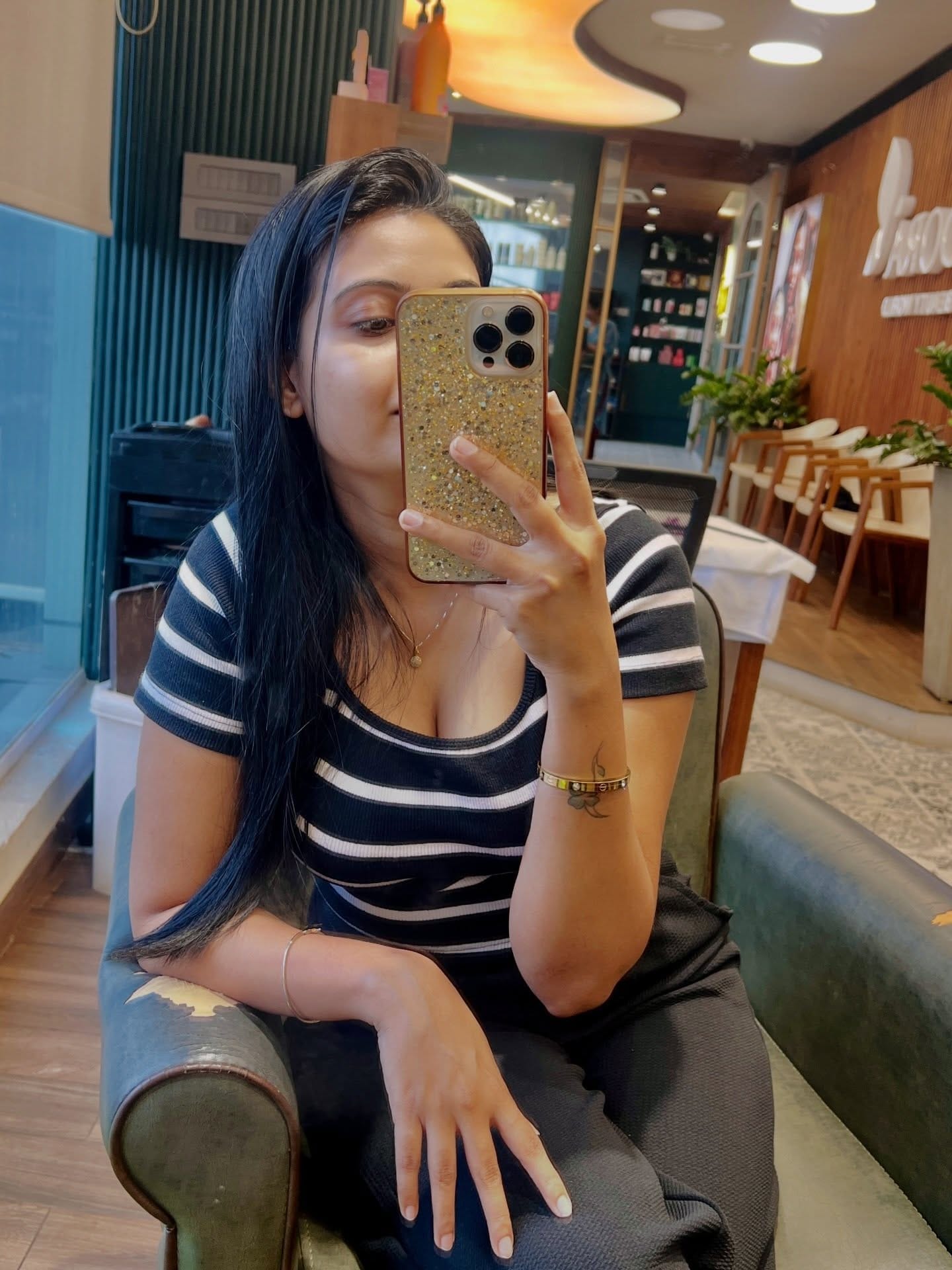 പര്‍പ്പിളിന്റെ അക്കൗണ്ട് ഇന്‍സ്റ്റഗ്രാമില്‍ നിന്ന് അപ്രത്യക്ഷമായിരിക്കുകയാണ്. അക്കൗണ്ട് സെര്‍ച്ച് ചെയ്യുമ്പോള്‍ ഈ പേജ് ലഭ്യമല്ലെന്ന വിവരമാണ് ഇന്‍സ്റ്റഗ്രാം നല്‍കുന്നത്. അക്കൗണ്ടിന് എന്തുസംഭവിച്ചു എന്നറിയാതെ ആശയക്കുഴപ്പത്തിലായിരിക്കുകയാണ് അശ്വിനിയുടെ സബ്‌സ്‌ക്രൈബേഴ്‌സ്. 25,000 ത്തിന് മുകളില്‍ പെയ്ഡ് സബ്‌സ്‌ക്രൈബേഴ്‌സായിരുന്നു പര്‍പ്പിളിന് ഉണ്ടായിരുന്നത്. 

