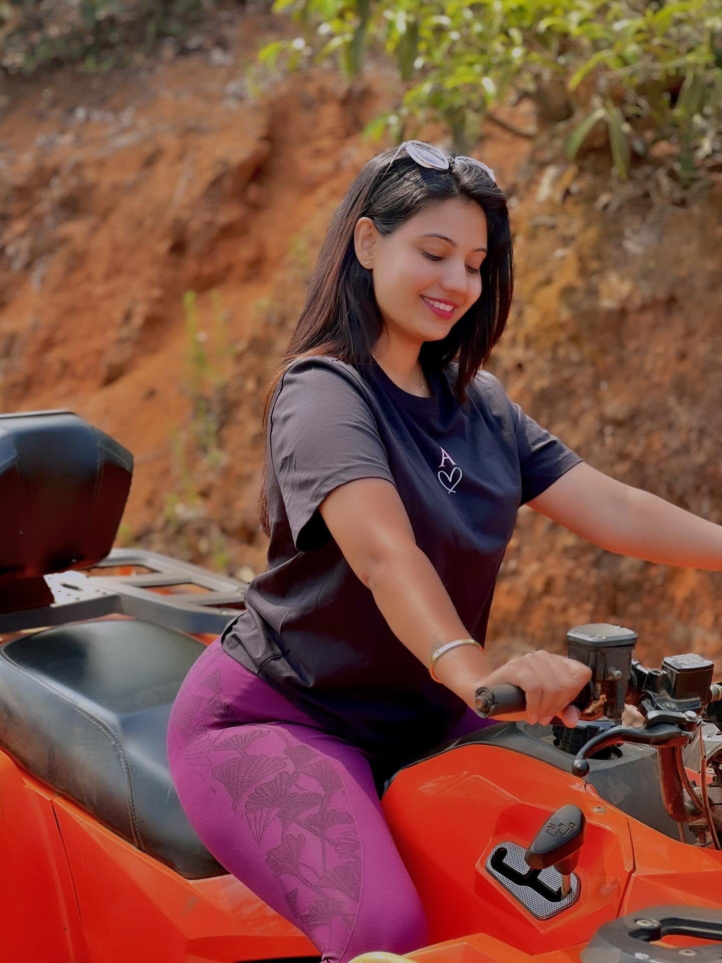 എവിടെ തിരിഞ്ഞാലും പര്‍പ്പിളാണ് ചര്‍ച്ചാ വിഷയം. കണ്ടന്റ് ക്രിയേറ്റര്‍മാരുടെ പ്രധാന വരുമാന സ്രോതസായ സബ്‌സ്‌ക്രിപ്ഷന്‍ വഴി വലിയ തോതില്‍ വരുമാനമുണ്ടാക്കുന്ന ഇവര്‍ ആഗോളതലത്തില്‍ പോലും വലിയ വാര്‍ത്തയായിരുന്നു. പര്‍പ്പിളിന്റെ സബ്‌സ്‌ക്രിപ്ഷന്റെ ചുവടുപിടിച്ച് അവസരം പ്രയോജനപ്പെടുത്താന്‍ ശ്രമിച്ച താരങ്ങളും ധാരാളം. എന്നാല്‍ പര്‍പ്പിള്‍ ഹാല്‍സിയോണ്‍ എന്ന പേരില്‍ ഇന്‍സ്റ്റഗ്രാമില്‍ അറിയപ്പെട്ടിരുന്ന അശ്വനി എയുടെ അക്കൗണ്ട് പൂട്ടിയോ? (Image Credits: Facebook)