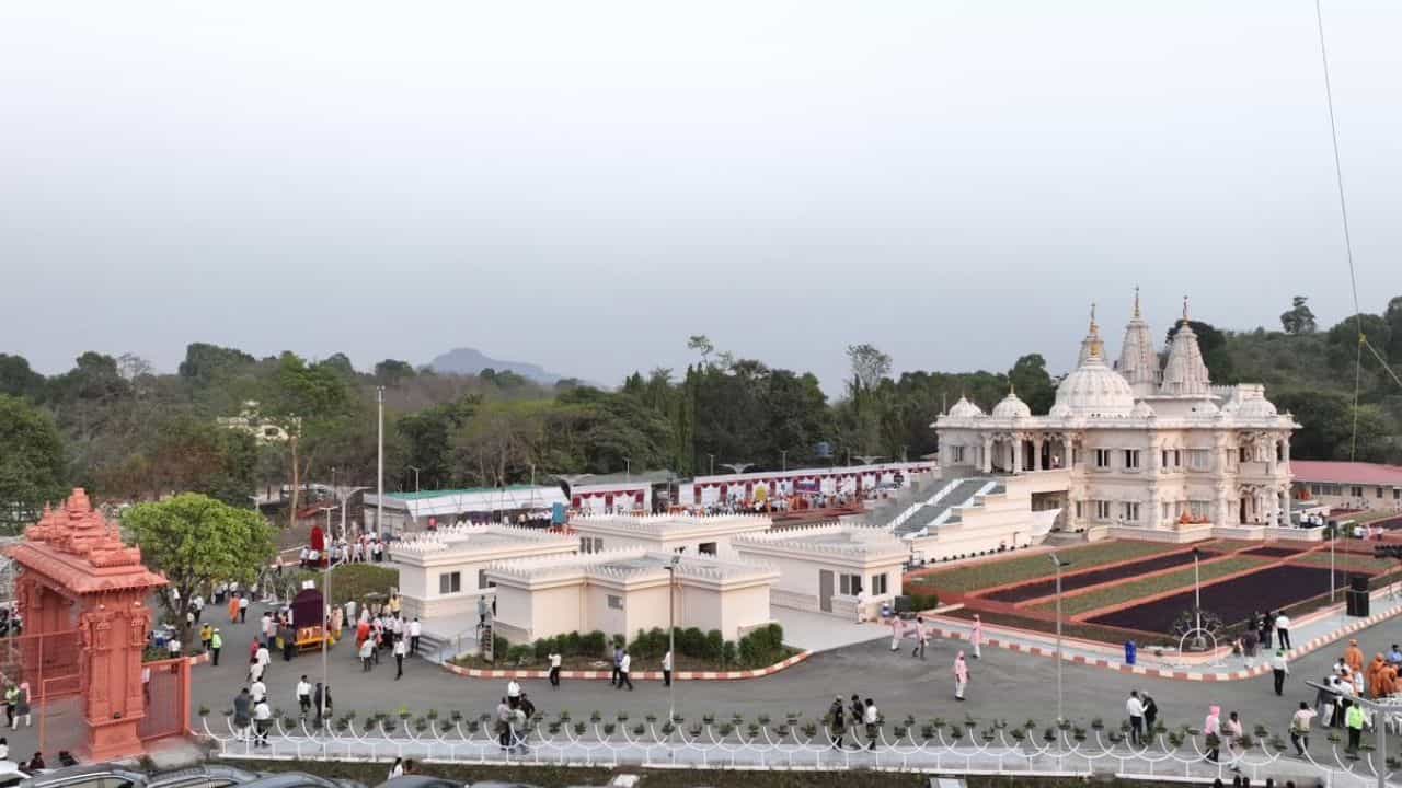 പാൽഘറിൽ ഭക്തിസാന്ദ്രമായി BAPS സ്വാമിനാരായൺ മന്ദിർ മൂർത്തി പ്രതിഷ്ഠാ മഹോത്സവം