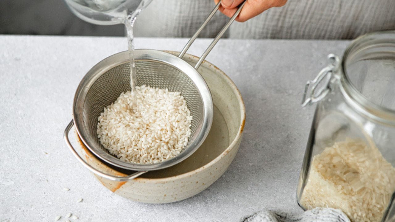 നാടെങ്ങും അസഹനീയമായ ചൂടുള്ള കാലാവസ്ഥയിലൂടെയാണ് കടന്നുപോകുന്നത്. പൊതുജനങ്ങൾ വളരെയധികം ജാ​ഗ്രത പാലിക്കേണ്ട സമയമാണിത്. കാരണം കടുത്ത ചൂട് ​ഗുരുതരമായ ആരോ​ഗ്യ പ്രശ്നങ്ങൾക്ക് കാരണമായേക്കാം. വേനൽച്ചൂട് കടുക്കുന്ന ഈ സമയത്ത് നിർജ്ജലീകരണം വരാതെ നോക്കേണ്ടത് വളരെ പ്രധാനമാണ്. (Image Credit Source: Getty Images)
