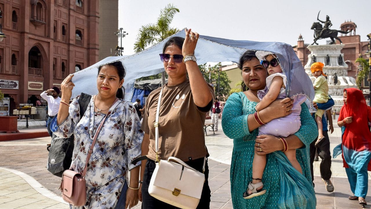 കനത്ത ചൂടില് വലഞ്ഞ് ബെംഗളൂരു നിവാസികള്. താപനിലയില് വലിയ വര്ധനവാണ് ഓരോ ദിവസവും സംഭവിച്ചുകൊണ്ടിരിക്കുന്നത്. ചൂടില് നിന്ന് ആശ്വാസം നല്കാന് കനത്ത മഴയുണ്ടാകുമെന്ന് കാലാവസ്ഥ വകുപ്പ് പ്രവചിച്ചിരുന്നുവെങ്കിലും അതുണ്ടായില്ല. കഴിഞ്ഞ ദിവസം വൈകിട്ടോടെ എത്തിയ നേരിയ മഴ മാത്രമാണ് ബെംഗളൂരുവിന് ആശ്വാസം പകര്ന്നത്. എന്നാല് വരും ദിവസങ്ങളില് അതും ഉണ്ടാകാന് പോകുന്നില്ലെന്നാണ് റിപ്പോര്ട്ടുകള് സൂചിപ്പിക്കുന്നത്. (Image Credits: PTI)
