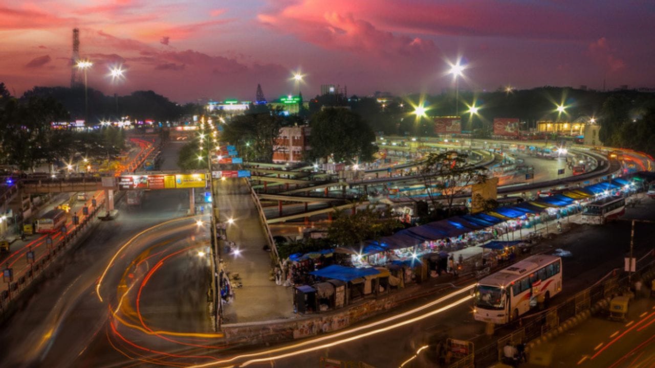 മുംബൈ ആസ്ഥാനമായുള്ള മൊബിലിറ്റി സ്റ്റാര്‍ട്ടപ്പായ ചലോ ആണ് എന്‍സിഎംസി ഇടപാടുകള്‍ സ്വീകരിക്കുന്നതിനായി 11,000 അഡ്വാന്‍സ്ഡ് ഇടിഎമ്മുകള്‍ വിതരണം ചെയ്യുന്നത്. ഇതിന്റെ നടത്തിപ്പും പ്രസ്തുത കമ്പനിക്ക് തന്നെയായിരിക്കും. ഇതോടൊപ്പം ഏകദേശം 30 കോടി രൂപ വിലമതിക്കുന്ന ടിക്കറ്റിങ് സോഫ്‌റ്റ്വെയറും ബാക്കെന്‍ഡ് സിസ്റ്റവും വിതരണം ചെയ്യും. 

