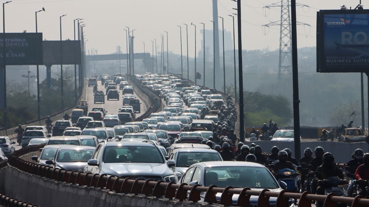 ബെംഗളൂരുവിലെ റോഡുകള് വന് മാറ്റത്തിനൊരുങ്ങുന്നു. ഗതാഗത പ്രശ്നങ്ങള് പരിഹരിക്കുന്നതിനായി പുത്തന് പരിഷ്കാരങ്ങള് അവതരിപ്പിച്ചിരിക്കുകയാണ് ട്രാഫിക് പോലീസ്. തിരക്കേറിയ സ്ഥലങ്ങള്, അപകട സാധ്യതയേറിയ സ്ഥലങ്ങള് തുടങ്ങി വിവിധ മേഖലകള്ക്ക് അനുയോജ്യമായ രീതിയില് ഫലപ്രദമായ ഒട്ടേറെ മാര്ഗങ്ങളാണ് പോലീസ് മുന്നോട്ടുവെച്ചിരിക്കുന്നത്. ഗതാഗത തടസങ്ങള് പരിഹരിക്കുന്നതിനായുള്ള പദ്ധതികളുടെ രൂപരേഖ ഗ്രേറ്റര് ബെംഗളൂരു അതോറിറ്റിക്ക് പോലീസ് സമര്പ്പിച്ചു. (Image Credits: Getty Images)