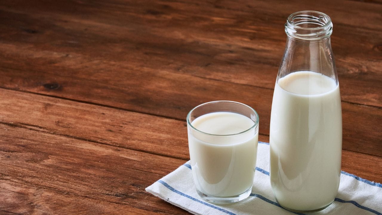 പാൽ തിളപ്പിക്കാൻ എടുക്കുന്ന പാത്രം പൂർണ്ണമായും വൃത്തിയുള്ളതായിരിക്കണം. കാരണം പാത്രത്തിൽ പഴയ പാലിൻ്റെ അംശമോ ഈർപ്പമോ ഉണ്ടെങ്കിൽ പുതിയ പാൽ വേഗത്തിൽ പിരിഞ്ഞുപോകാൻ കാരണമാകും. അതുപോലെ തന്നെ പാൽ തിളപ്പിക്കുന്നതിന് മുൻപ് പാത്രം തണുത്ത വെള്ളത്തിൽ ഒന്ന് കഴുകുന്നത് പാൽ അടിയിൽ പിടിക്കാതിരിക്കാൻ സഹായിക്കുന്നു. 
