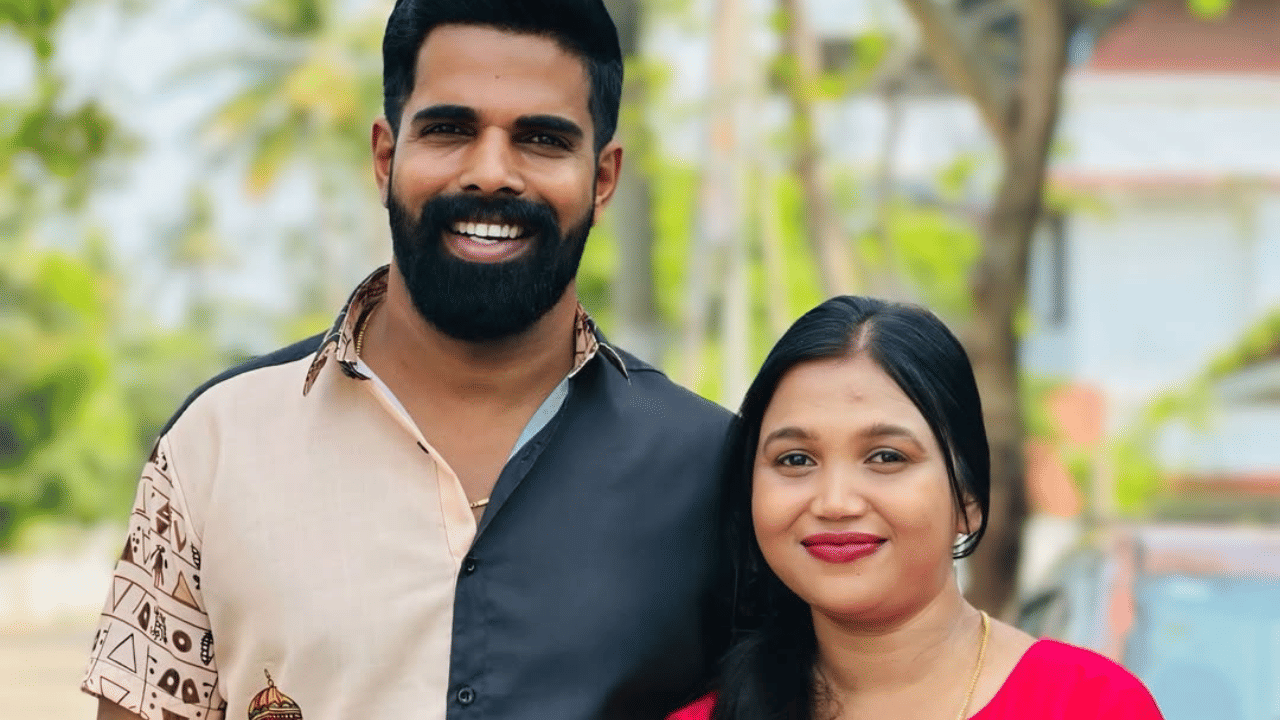 ബീനിഷിൽ ഏറ്റവും ഇഷ്ടപ്പെട്ട സ്വഭാവം എന്താണെന്ന് താരയും പറയുന്നുണ്ട്. അദ്ദേഹം വളരെ കെയറിങ്ങാണ്. നല്ല സ്നേഹമുണ്ട്. പറയുന്നതെല്ലാം വാങ്ങി തരും. പപ്പ പുറത്ത് പോയി വരുമ്പോൾ ഞങ്ങൾക്കായി എന്തെങ്കിലും കൊണ്ടുവരും. ചേട്ടനും അങ്ങനെയാണെന്ന് താര പറഞ്ഞു.
