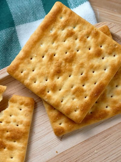 ബിസ്‌ക്കറ്റില്‍ ദ്വാരമിടുന്നത് എന്തിന്? രഹസ്യം അറിഞ്ഞോളൂ