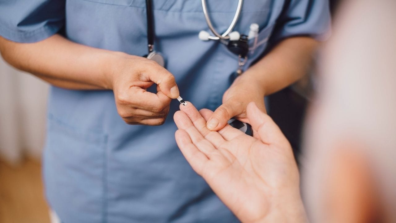 അതുപോലെ തന്നെ ഇത്തരം രക്തക്കുഴലുകൾ നശിക്കുന്നതിലൂടെ രക്തയോട്ടം തടസ്സപ്പെടുകയും, ശരീരം റെറ്റിനയിൽ പുതിയ രക്തക്കുഴലുകൾ നിർമ്മിക്കാൻ ശ്രമിക്കുകയും ചെയ്യുന്നു. ഇവ വളരെ ദുർബലമായതിനാൽ പെട്ടെന്ന് പൊട്ടിപോകാനുള്ള സാധ്യത കൂടുതലാണ്. ഈ സാ​ഹചര്യത്തിൽ കണ്ണിനുള്ളിൽ രക്തസ്രാവമുണ്ടാവുകയും കാഴ്ച പൂർണ്ണമായും ഇല്ലാതാവുകയും ചെയ്തേക്കാം.
