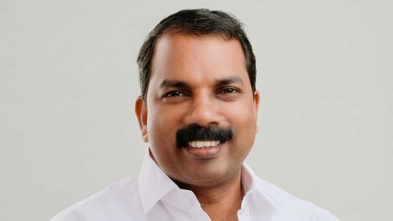 Adoor Election Controversy: മാധ്യമങ്ങള്ക്ക് മുന്നില് പൊട്ടിക്കരഞ്ഞു; അടൂരിലെ യുഡിഎഫ് സ്ഥാനാര്ത്ഥിക്കെതിരെ കേസെടുക്കാന് നിര്ദ്ദേശം Adoor Election Controversy: മാധ്യമങ്ങള്ക്ക് മുന്നില് പൊട്ടിക്കരഞ്ഞു; അടൂരിലെ യുഡിഎഫ് സ്ഥാനാര്ത്ഥിക്കെതിരെ കേസെടുക്കാന് നിര്ദ്ദേശം